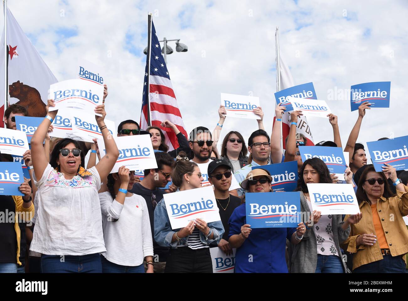 Santa ANA, KALIFORNIEN - 21. FEBRUAR 2020: Bernie Sanders Rally. Eine Gruppe Von Anhängern, die ihre Bernie-Zeichen bei einer Kundgebung im Freien halten. Stockfoto