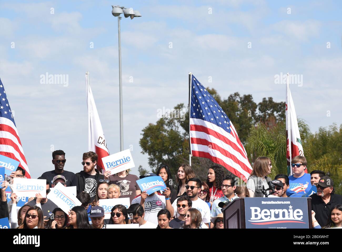 Santa ANA, KALIFORNIEN - 21. FEBRUAR 2020: Bernie Sanders Rally. Befürworter auf der Bühne, die auf die Ankunft des Präsidentschaftskandidaten warten. Stockfoto