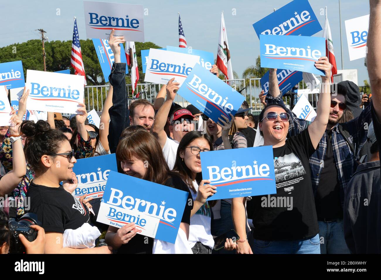 Santa ANA, KALIFORNIEN - 21. FEBRUAR 2020: Bernie Sanders Rally. Nahaufnahme einer Gruppe von Anhängern, die ihre Zeichen bei einer Kundgebung im Freien halten. Stockfoto