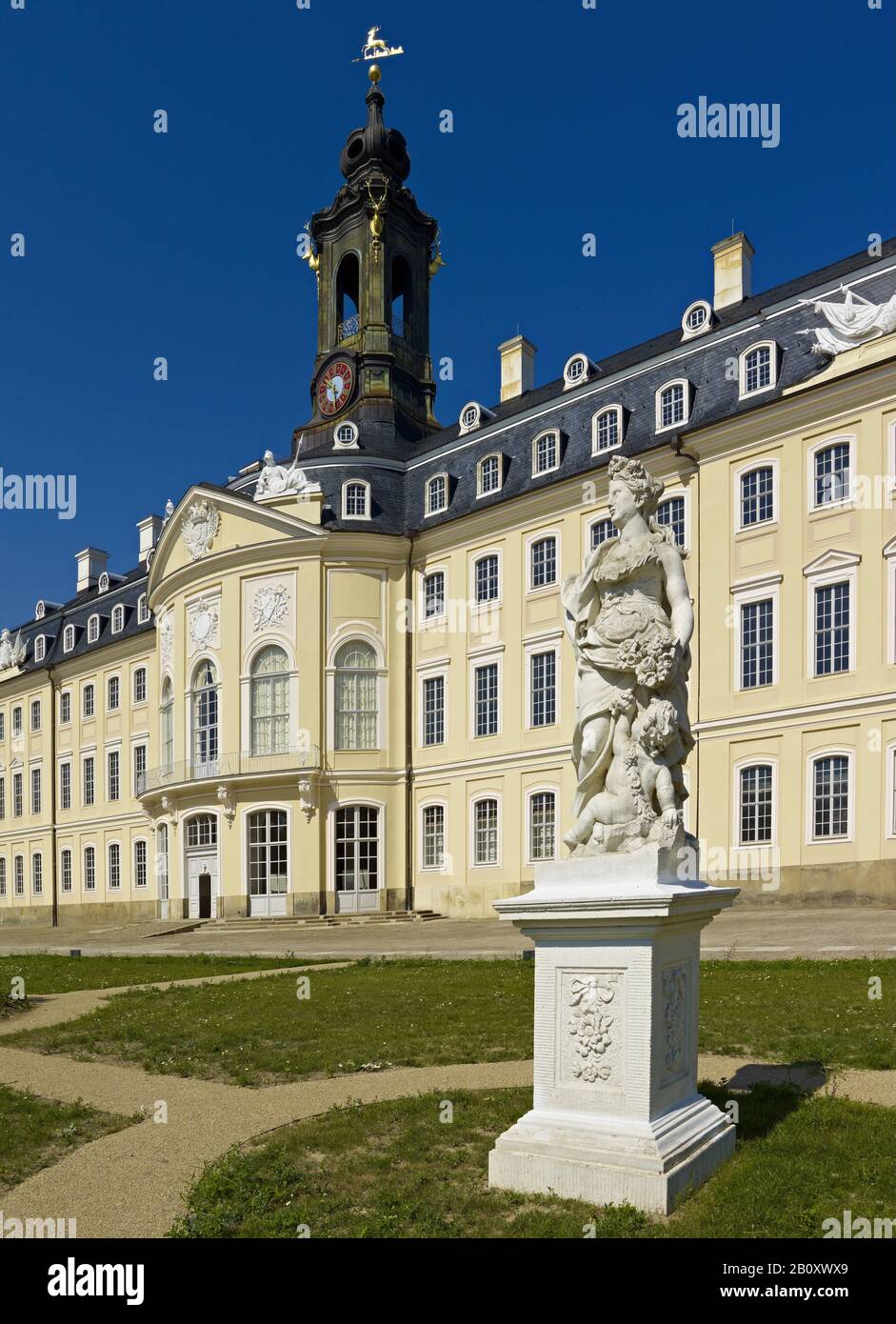 Schloss Hubertusburg mit plastischer Flora in Wermsdorf, Sachsen, Deutschland, Stockfoto