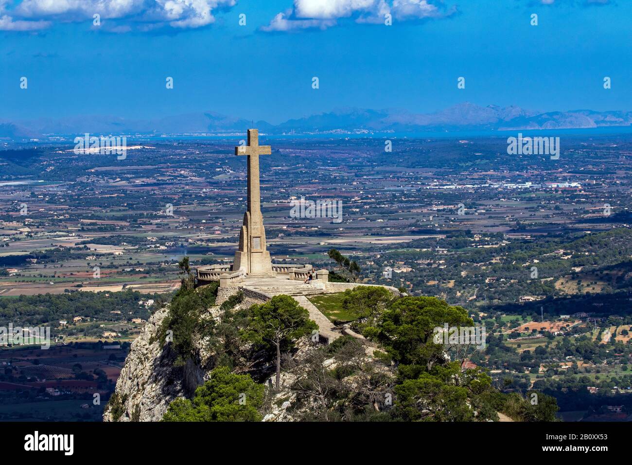 Steinkreuz auf Puig de Sant Salvador in der Nähe des Klosters Santuari de Sant Salvador, Spanien, Balearen, Mallorca, Felanitx Stockfoto