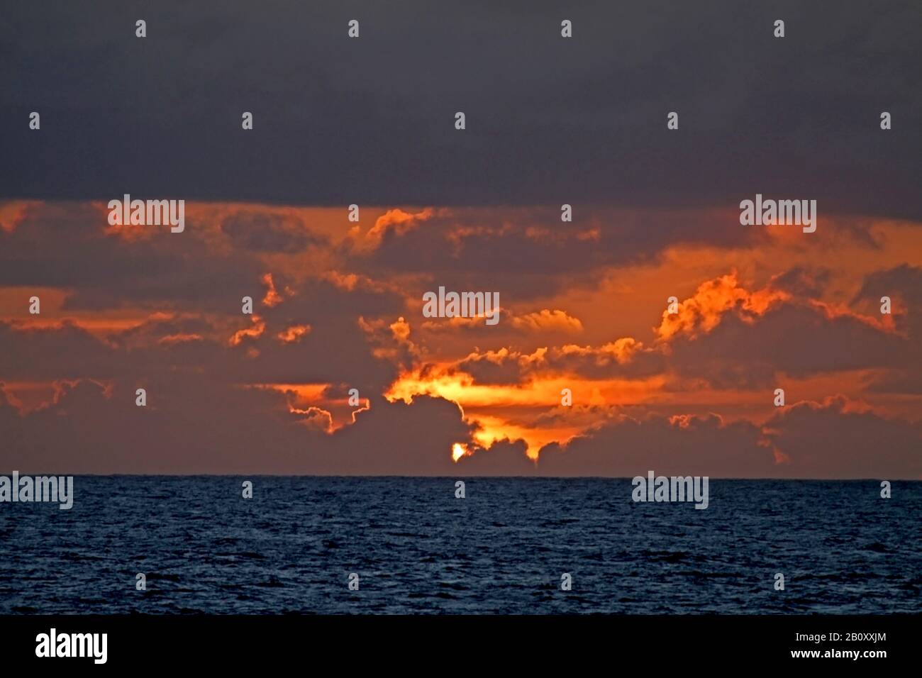 Sonnenuntergang auf dem Meer zwischen Mikronesien und Japan, Japan Stockfoto