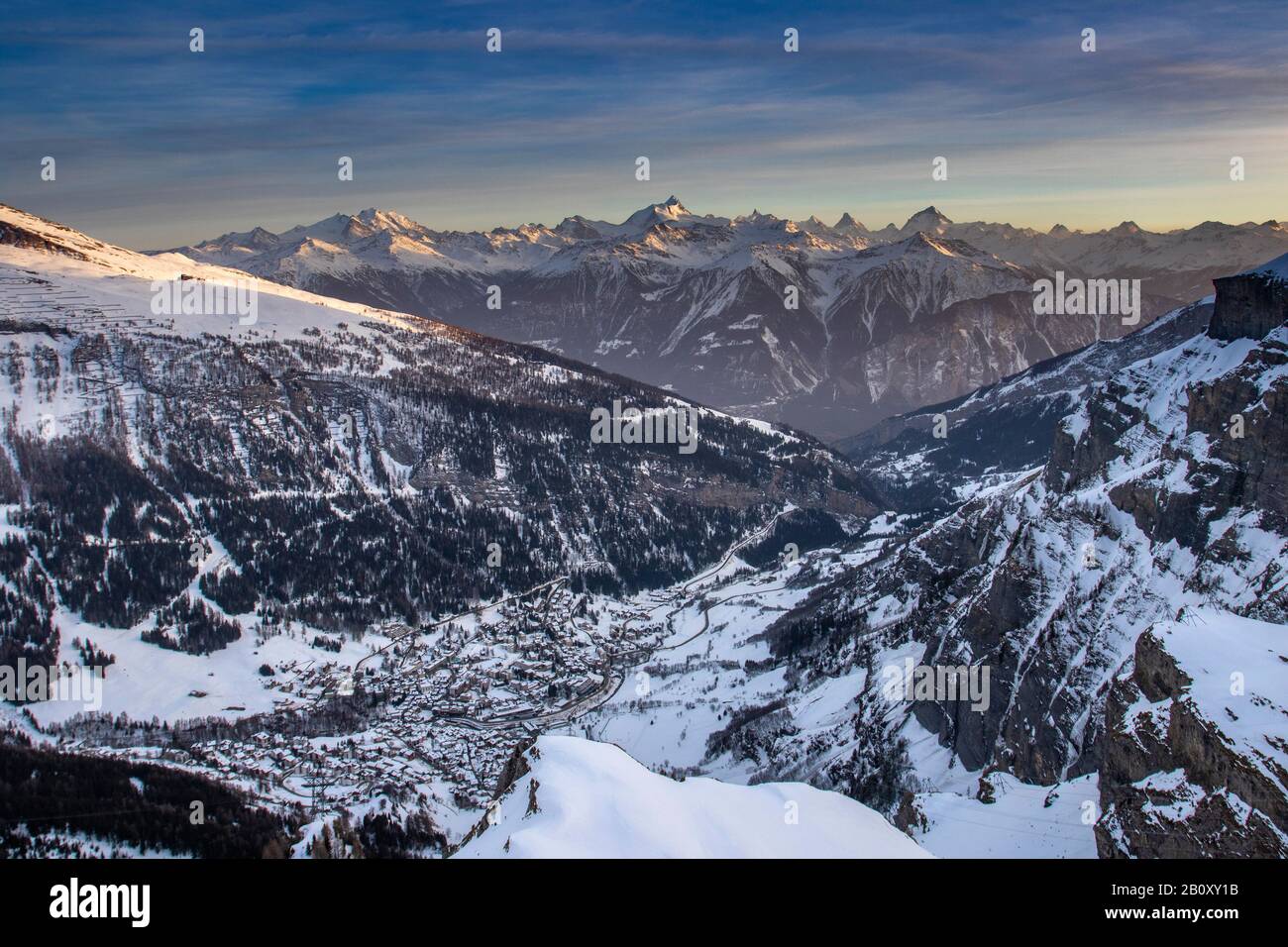 Leukerbad und Bergkette der Walliser Alpen, Schweiz, Wallis Stockfoto