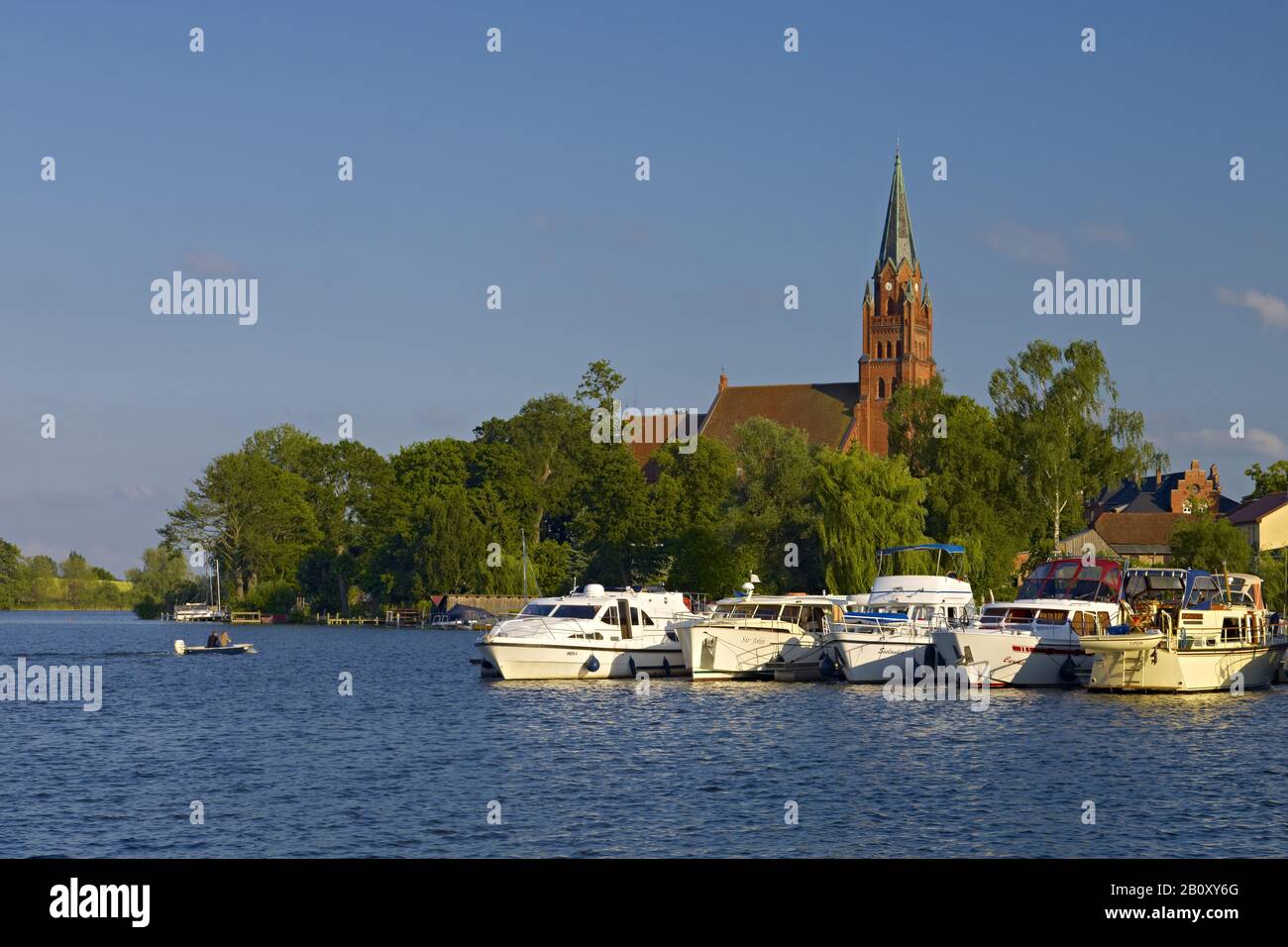 Bootshafen mit Marienkirche, Röbel, Mecklenburg-Vorpommern, Deutschland, Stockfoto