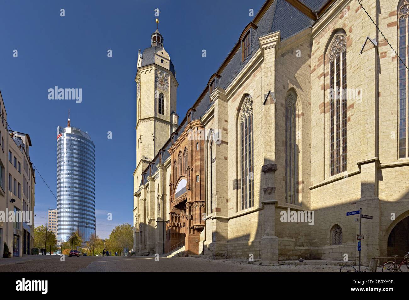 Kirchplatz mit Stadtkirche St. Michael und Jentower in Jena, Thüringen, Deutschland, Stockfoto