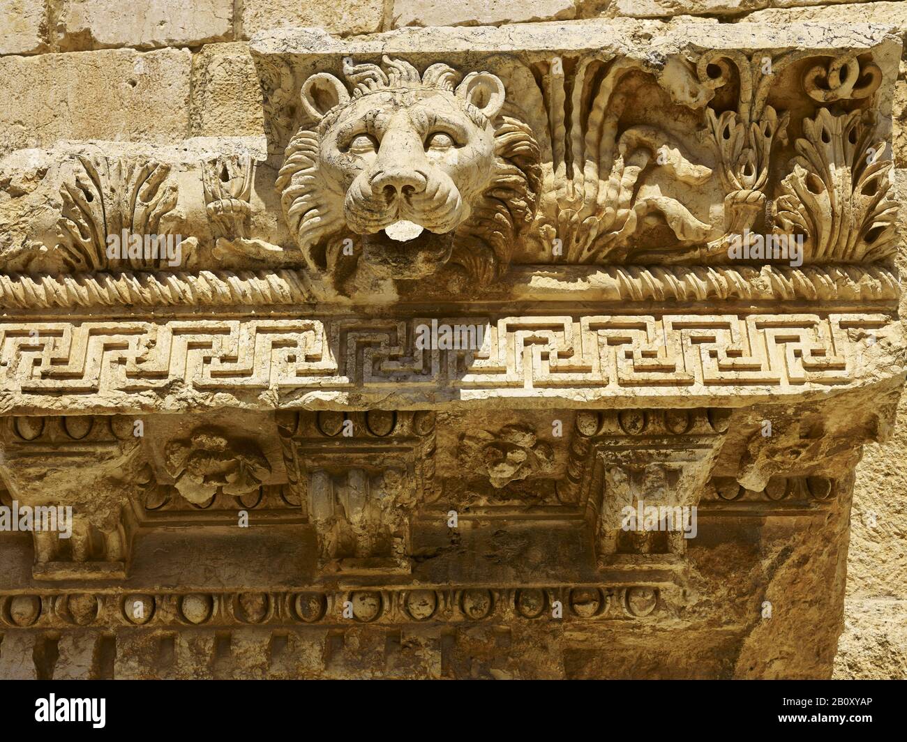 Detail mit Löwenkopf als Wasserspeier in der antiken Stadt Baalbek, Libanon, Stockfoto