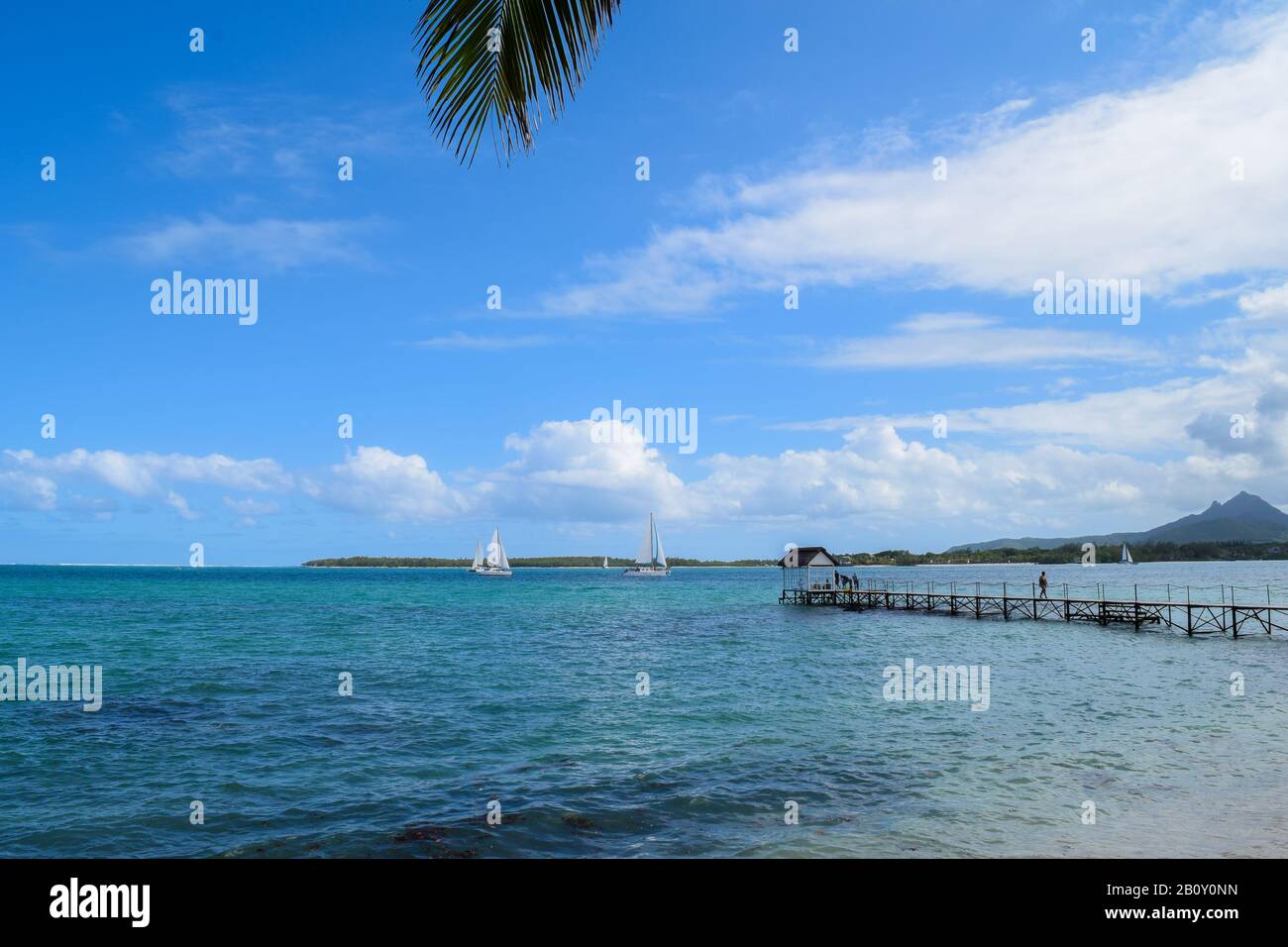 Ruhiger Strand: Ich habe dieses Bild gemacht, während ich einen Blick auf ein Resort auf dem Meer hatte, dachte, dass die Kulisse schön und so friedlich war. Stockfoto