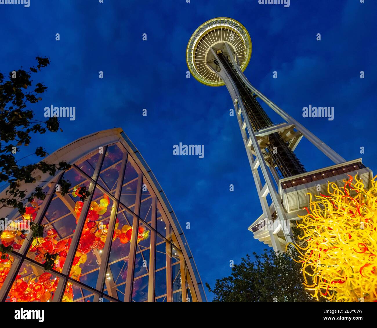 Seattle, WA, USA - 2. Juni 2014: Die Ausstellung Chihuly Garden and Glass beleuchtet die Nacht, während die weltberühmten Space Needle darüber thront. Stockfoto