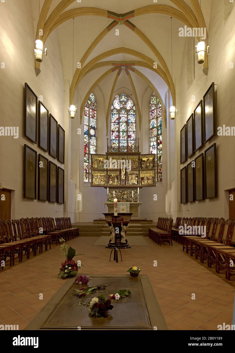 Innenansicht mit Chor und Grab Johann Sebastian Bach, Thomaskirche, Leipzig, Sachsen, Deutschland, Stockfoto
