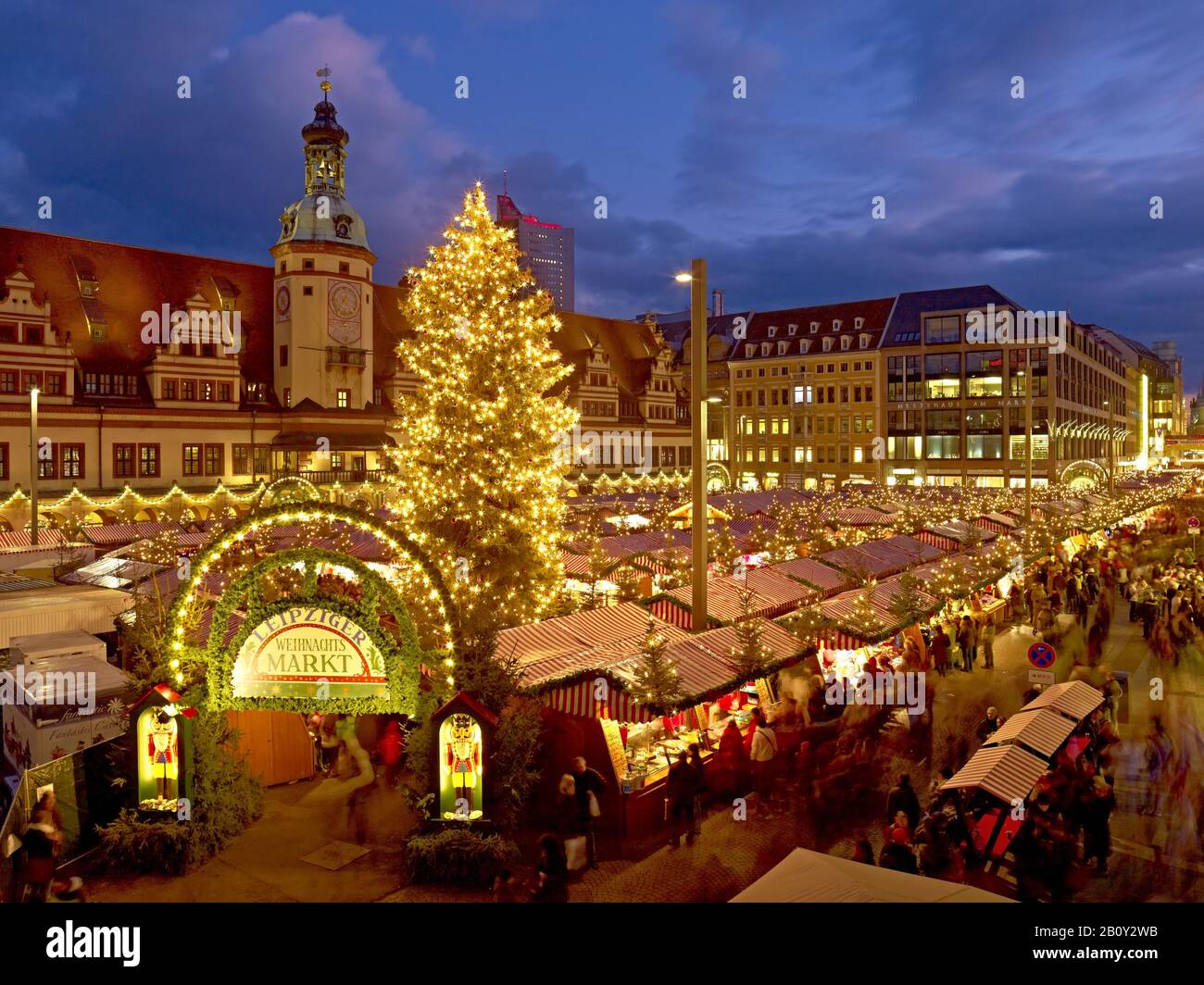 Weihnachtsmarkt auf dem Marktplatz mit Rathaus in Leipzig, Sachsen, Deutschland, Stockfoto
