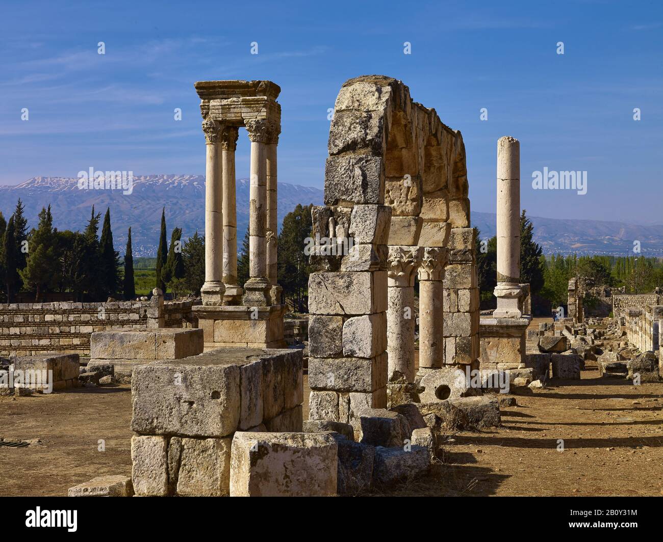 Libanon-Gebirge und Tetrapylon der antiken Stadt Anjar auch Haoush Mousa, Libanon, Stockfoto