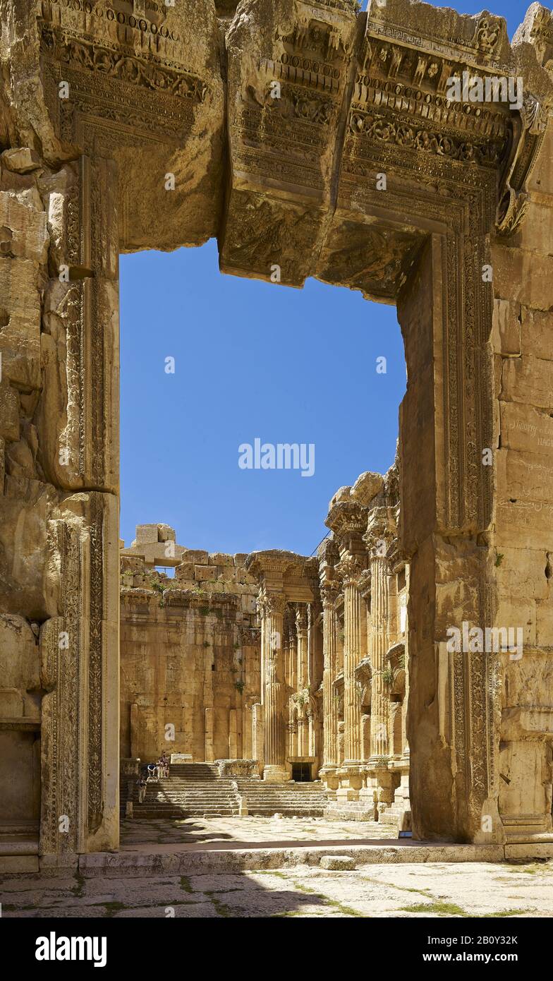 Eingangsportal zum Bacchus-Tempel in der antiken Stadt Baalbek, Libanon, Stockfoto