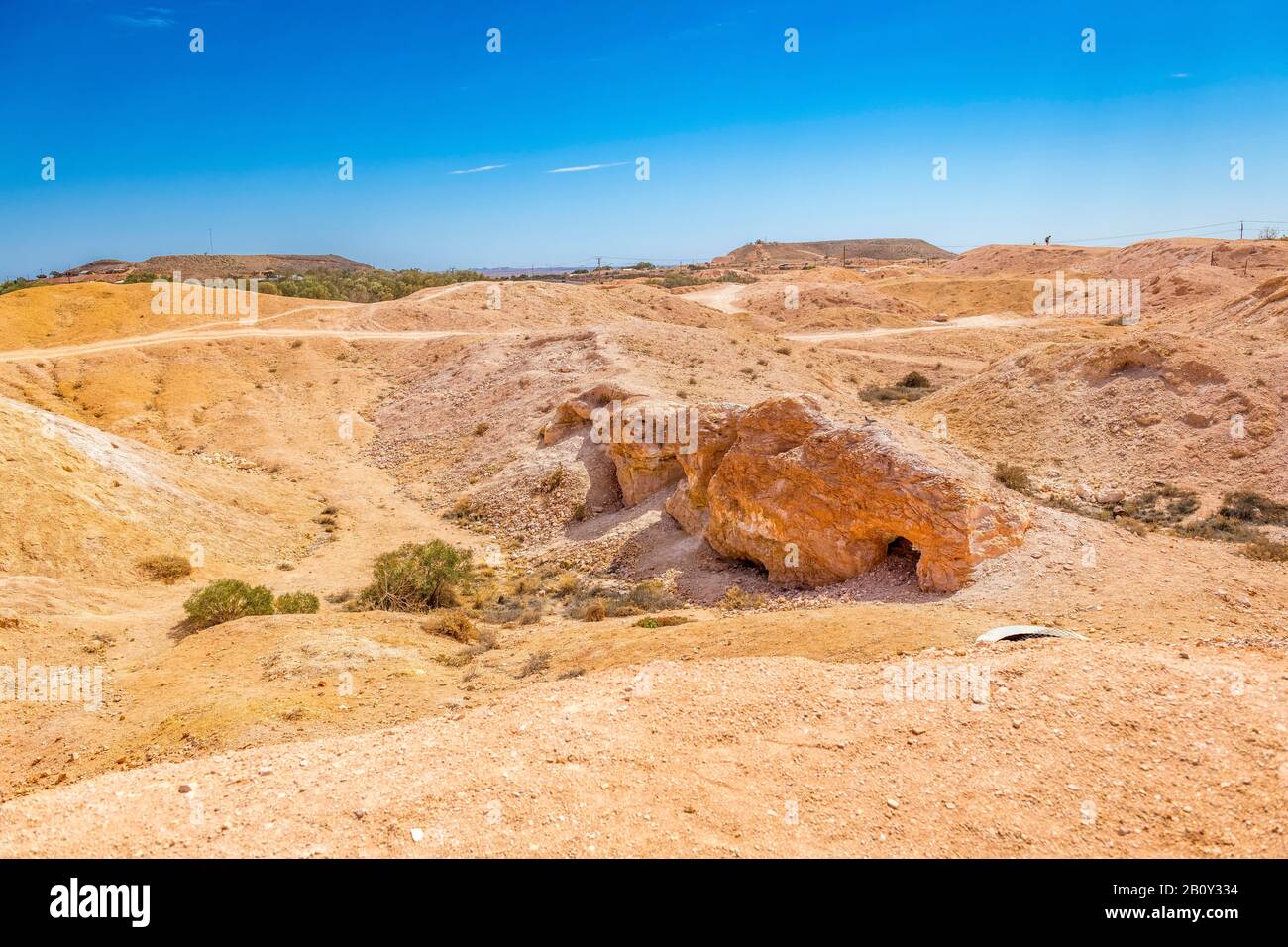 Die schroffige Landschaft von Coober Pedy mit ihren zahlreichen Opalminen und Testbohrplätzen über die Stadt und ihre Außenbezirke. Stockfoto