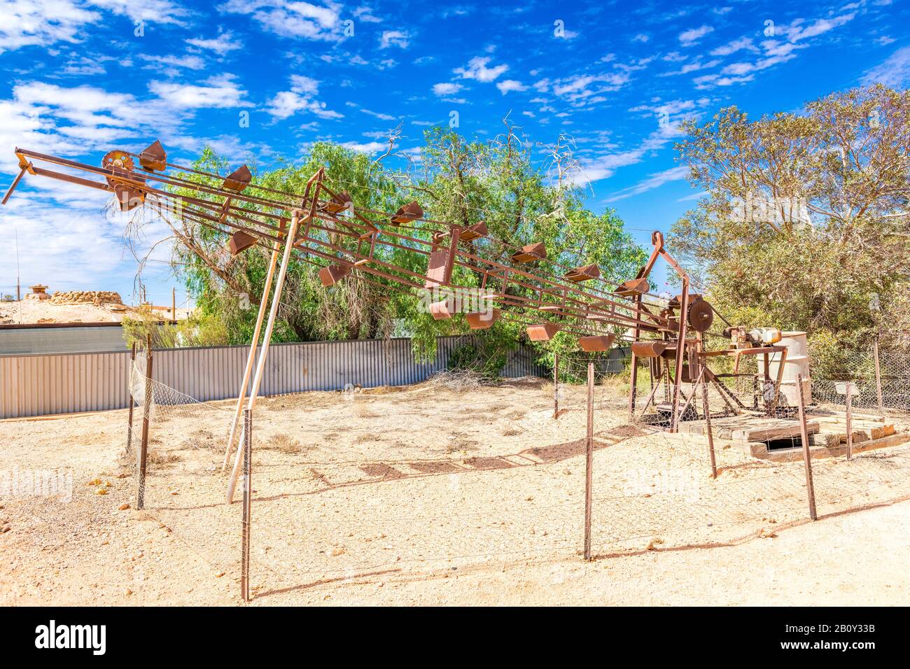 Ein automatischer Eimer-Kipper ist eine Art von Opalbergbaumaschinen in Coober Pedy, South Australia. Stockfoto