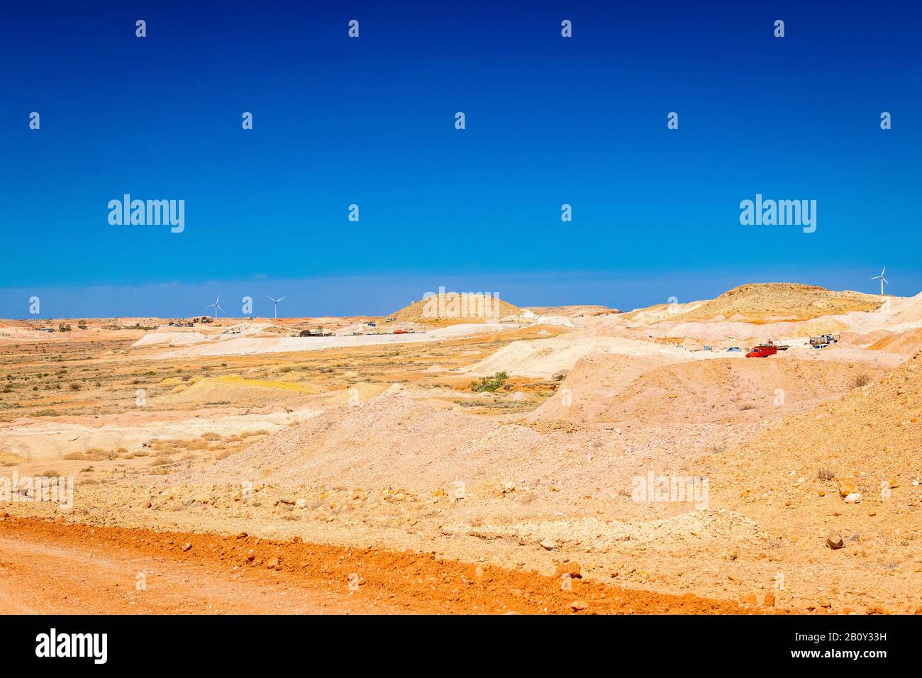 Die schroffige Landschaft von Coober Pedy mit ihren zahlreichen Opalminen und Testbohrplätzen über die Stadt und ihre Außenbezirke. Stockfoto