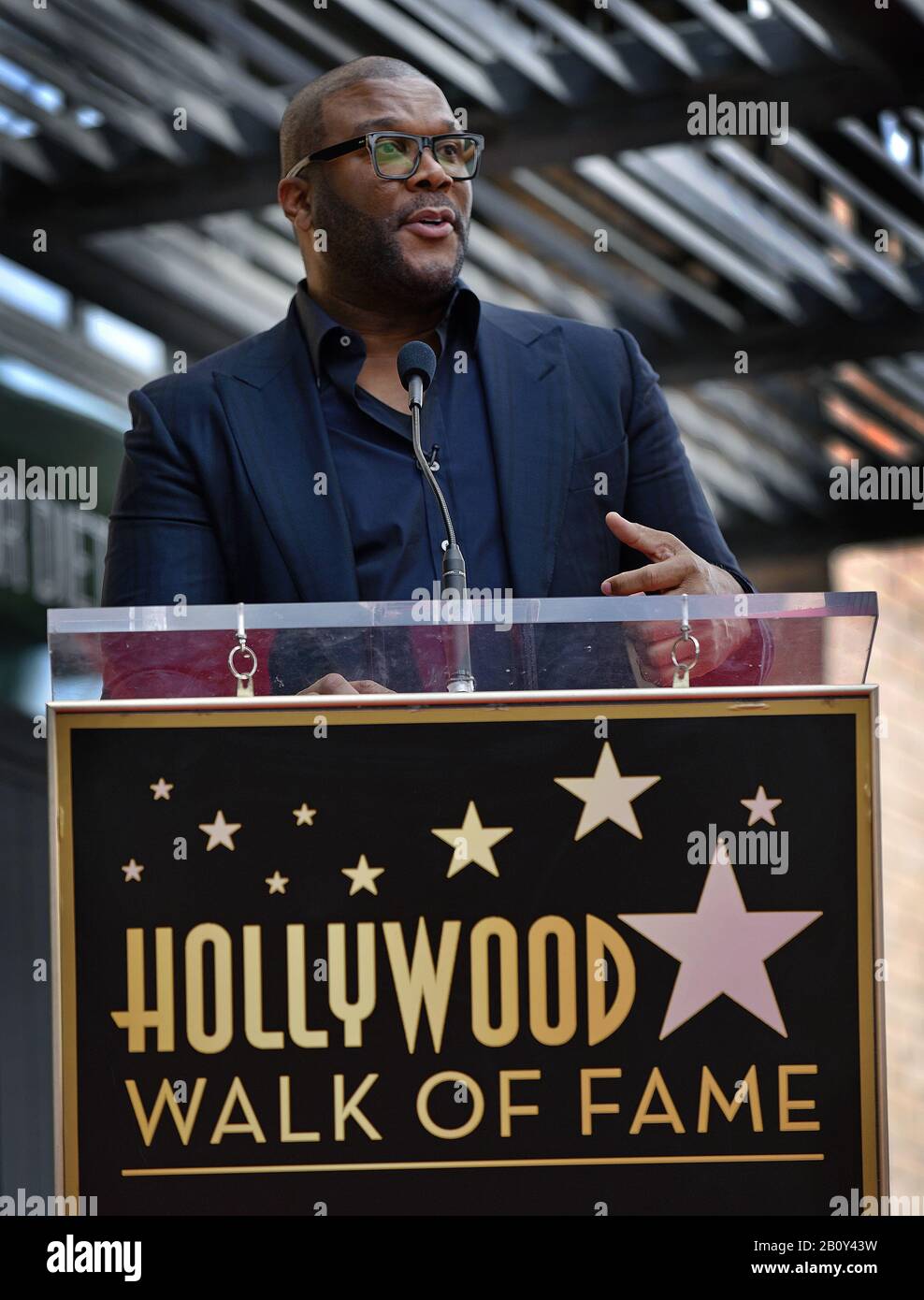 Los Angeles, Vereinigte Staaten. Februar 2020. Tyler Perry nimmt an der Zeremonie zur Enthüllung des Stars Teil, die Dr. Phil McGraw mit dem 2.688ten Stern auf dem Hollywood Walk of Fame in Los Angeles, Kalifornien am 21. Februar 2020 ehrt. Foto von Chris Chew/UPI Credit: UPI/Alamy Live News Stockfoto