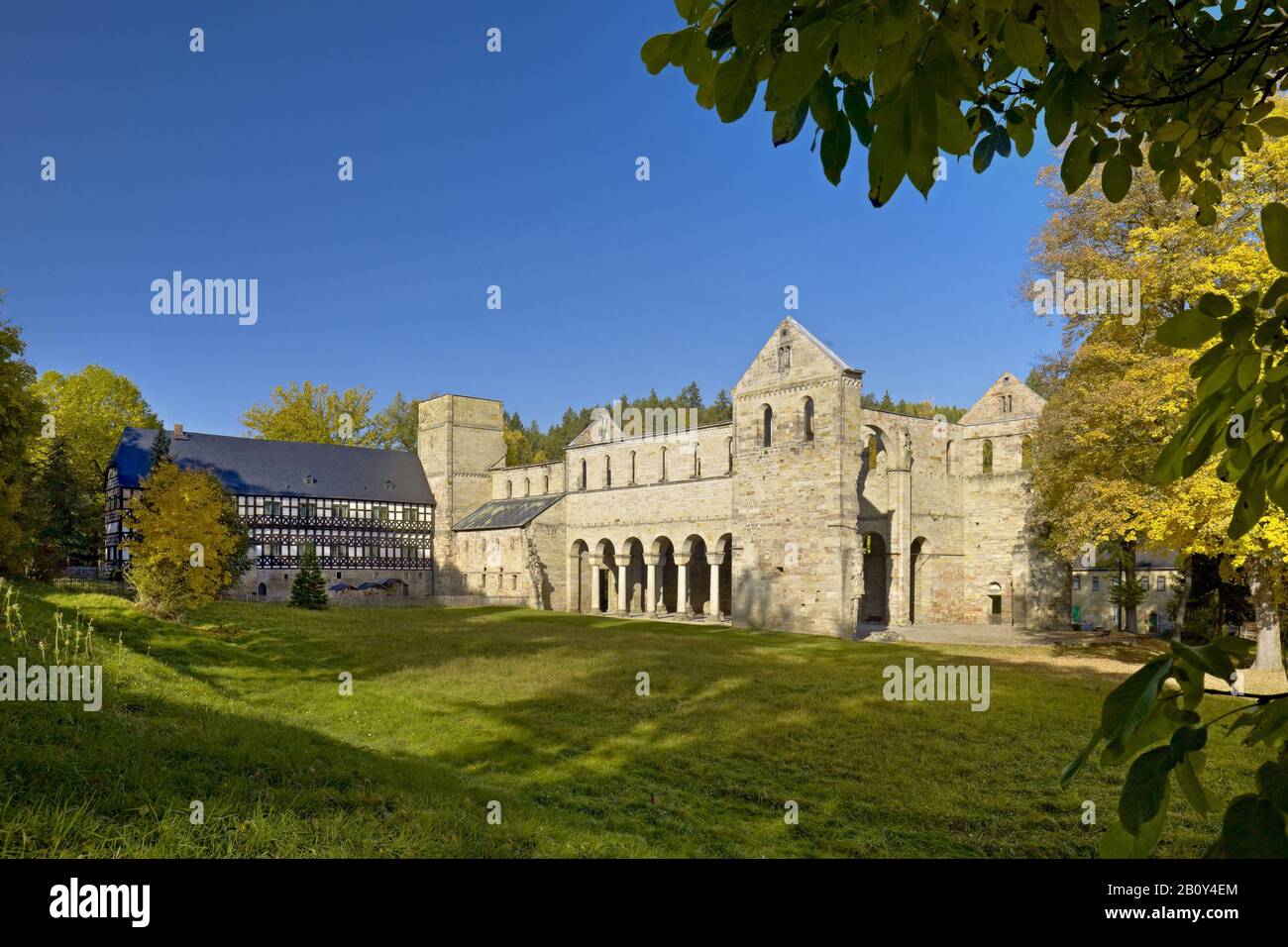 Ruine der Klosterkirche Paulinzella mit Forsthaus, LK Saalfeld-Rudolstadt, Thüringen, Deutschland, Stockfoto