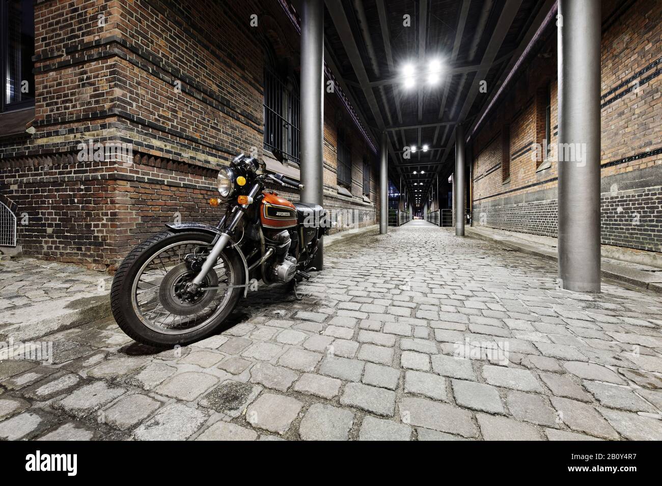 Altes Honda-Motorrad nachts unter der Kibbelstegbrücke, Speicherstadt, Hamburg-Mitte, Hansestadt Hamburg, Deutschland, Stockfoto