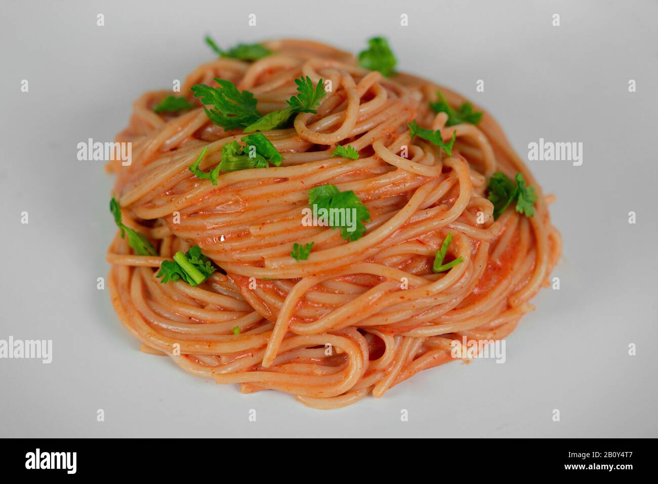 Spaghetti in roter Soße mit Schweinehinken Stockfoto