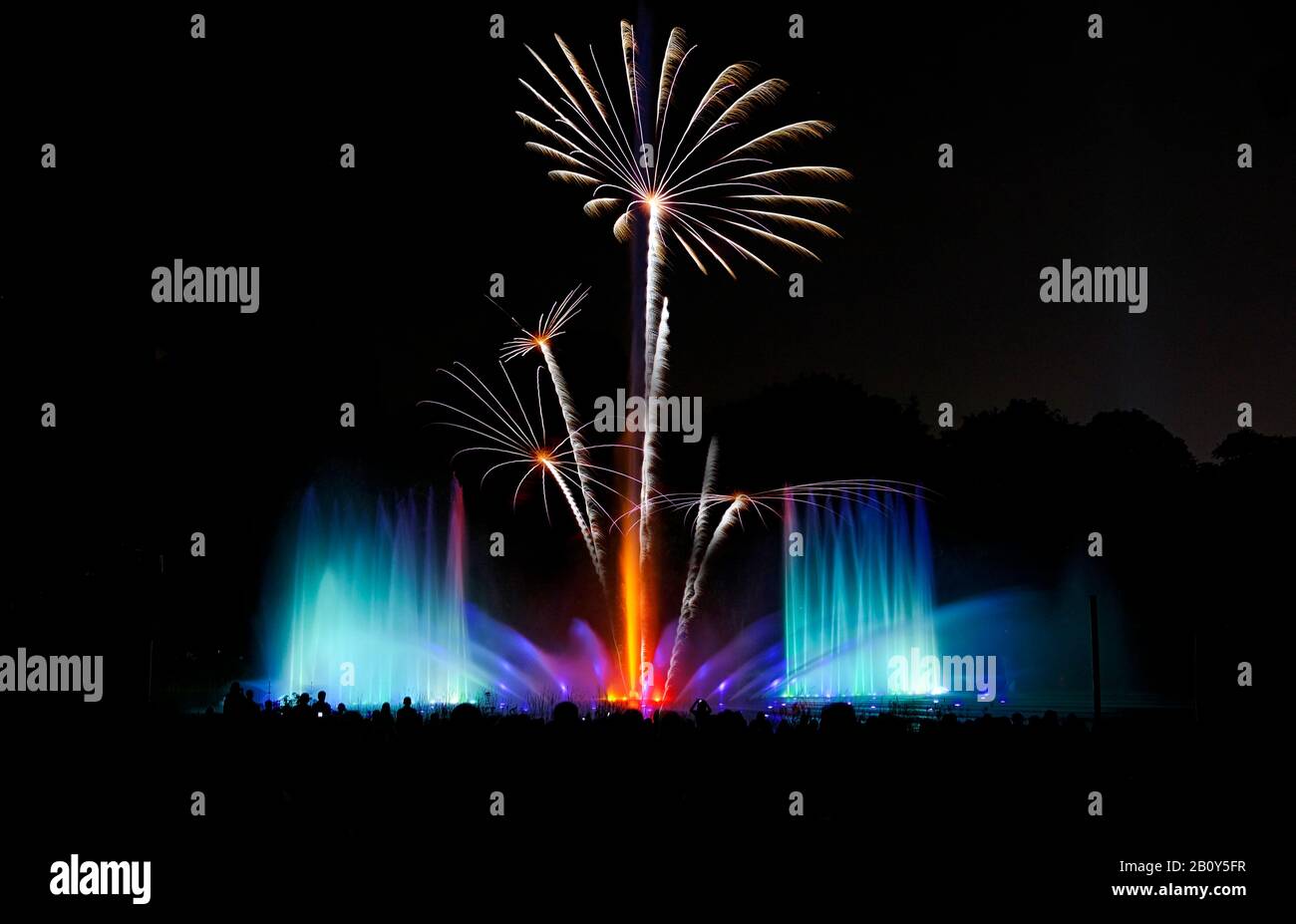 Feuerwerk synchronisiert mit Musik, Hamburg, Deutschland Stockfoto