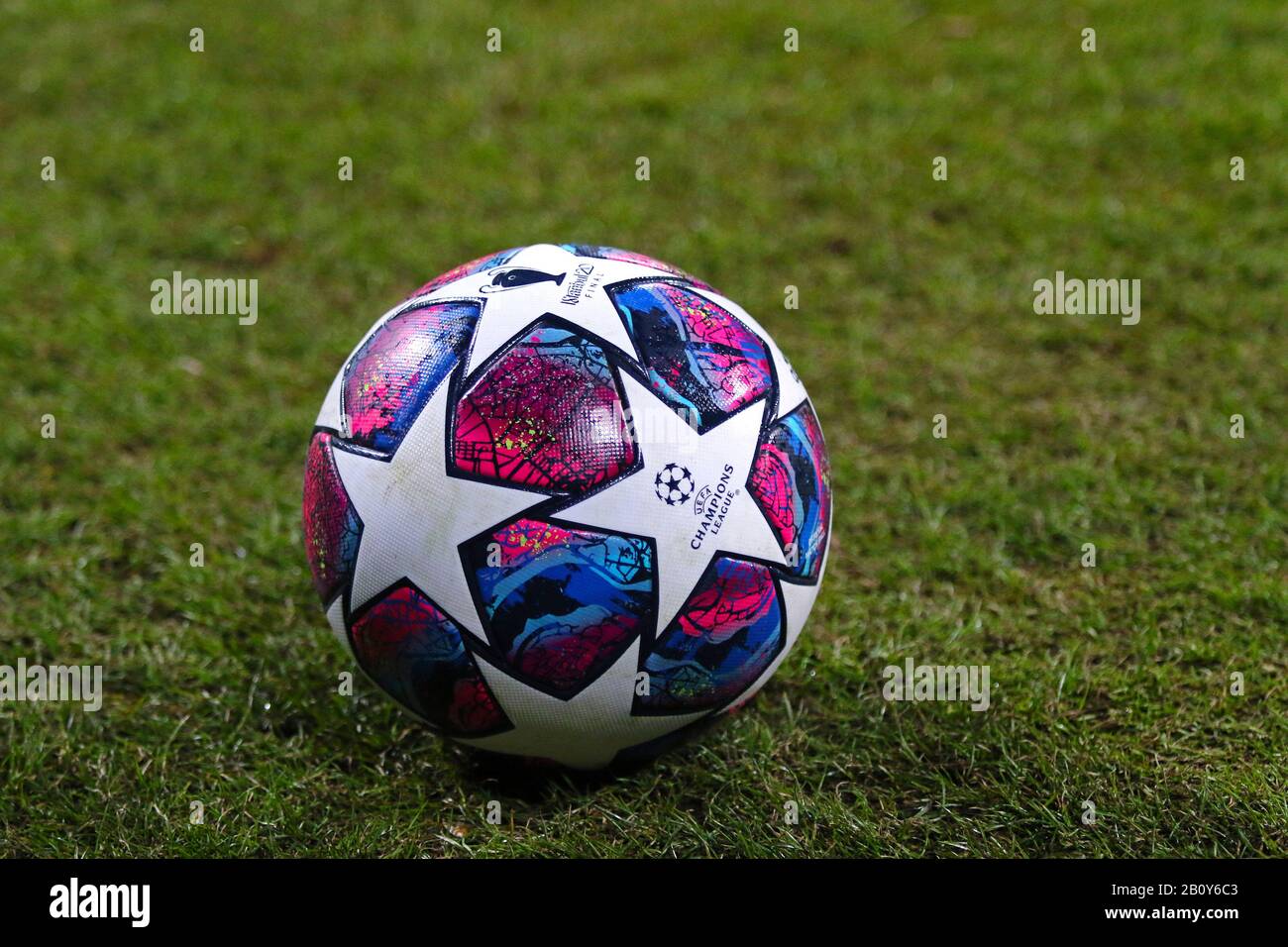 Kiew, Ukraine - 12. Februar 2020: Offizieller Spielball der UEFA Champions League 2020 Istanbul Finale auf dem Rasen während des UEFA Youth League Spiels FC Dynamo Kiew gegen Dinamo Zagreb im Lobanovskiy-Stadion Stockfoto