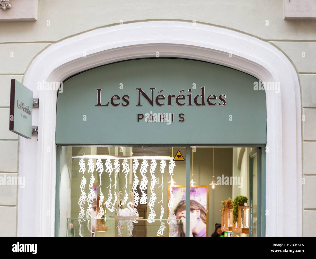 Prag, TSCHECHIEN - 2. NOVEMBER 2019: Les Nereides Logo vor ihrer  Hauptboutique für Prag. Les nereides ist ein französischer Schmuckhersteller  und RE Stockfotografie - Alamy