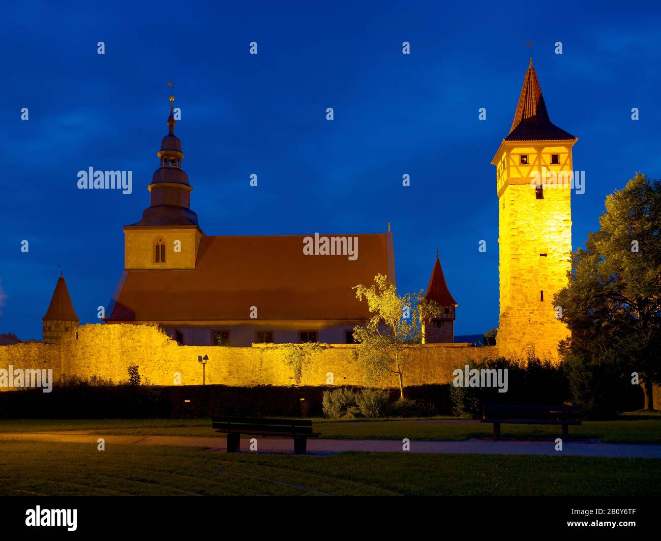 Schulglockenturm und Zwingerturm der Kirchenburg in Ostheim vor der Rhön, Rhön-Grabfeld, Unterfranken, Bayern, Deutschland, Stockfoto