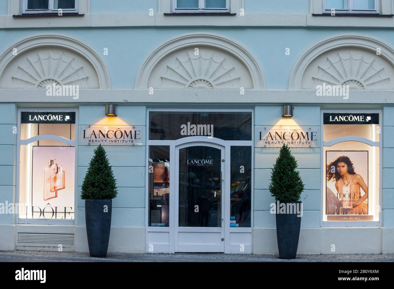 Prag, TSCHECHIEN - 3. NOVEMBER 2019: Logo von Lancome vor ihrer Boutique für Prag. Lancome ist ein französischer Hersteller und Händler von Luxuscosmet Stockfoto