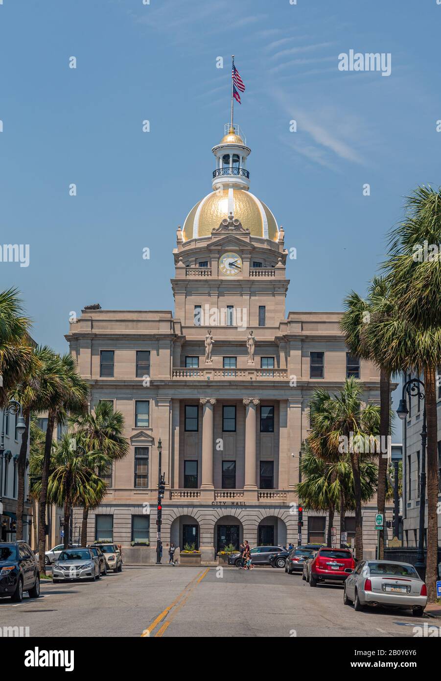 Savannah City Hall und Bull Street Stockfoto