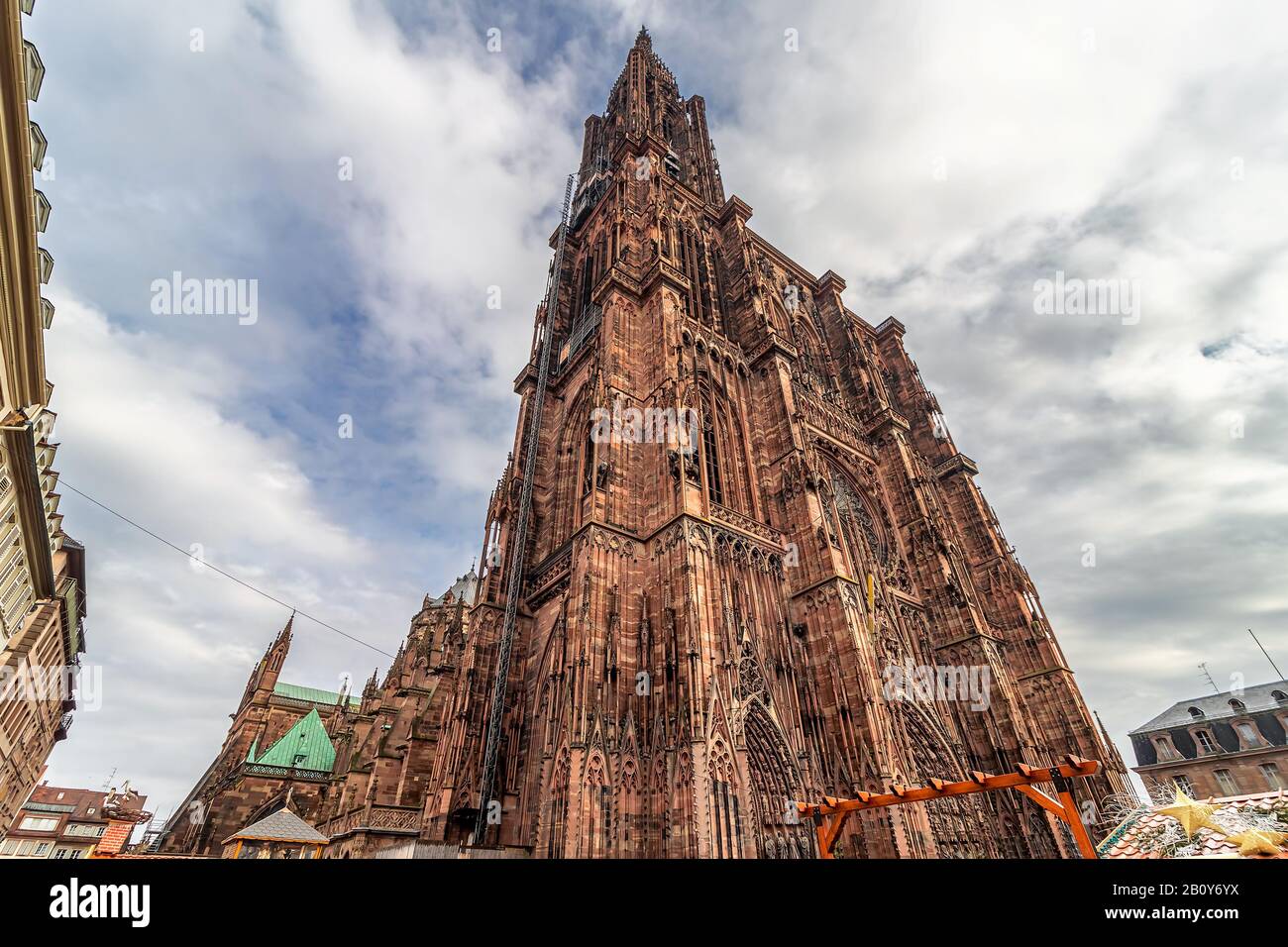 Straßburger Münster in einem bewölkten und regnerischen Tag, Elsaß, Frankreich Stockfoto