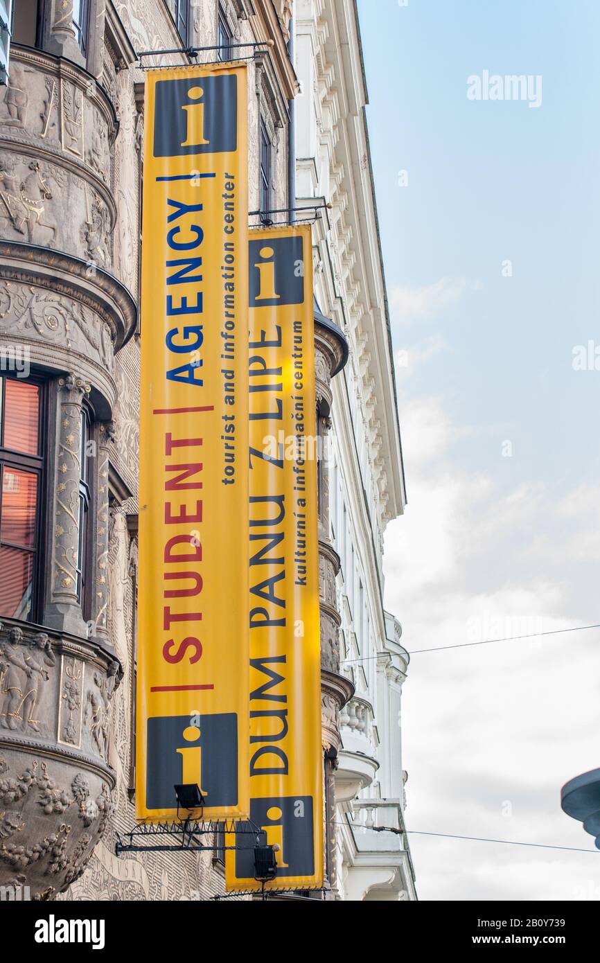 Brno, TSCHECHIEN - 4. NOVEMBER 2019: Logo der Studentenagentur vor ihrem Hauptsitz in Brünn. Student Agency ist ein Bus- und Zugpassagierdienst Stockfoto