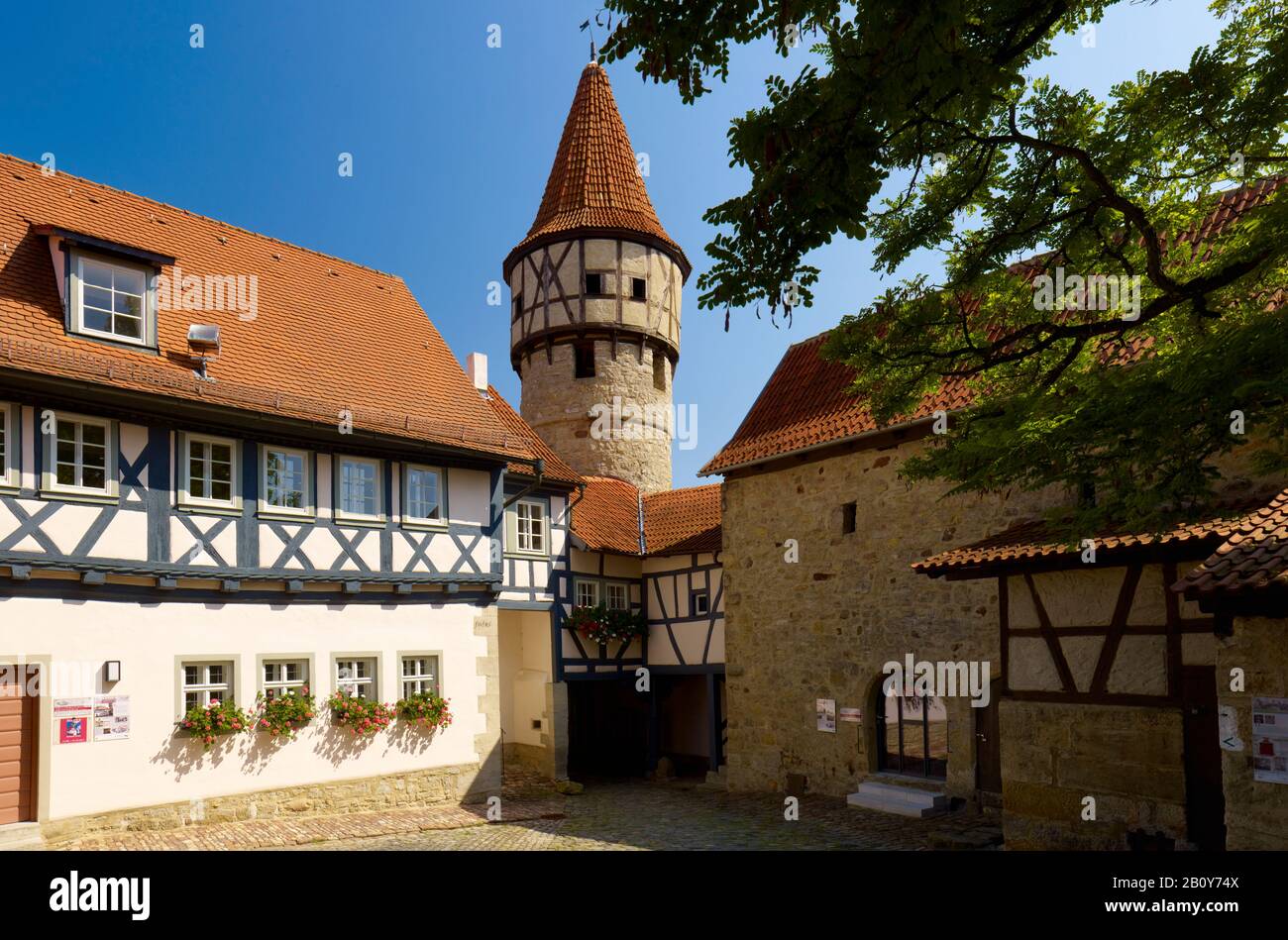 Schulglockenturm der Kirchenburg in Ostheim vor der Rhön, Rhön-Grabfeld, Unterfranken, Bayern, Deutschland, Stockfoto