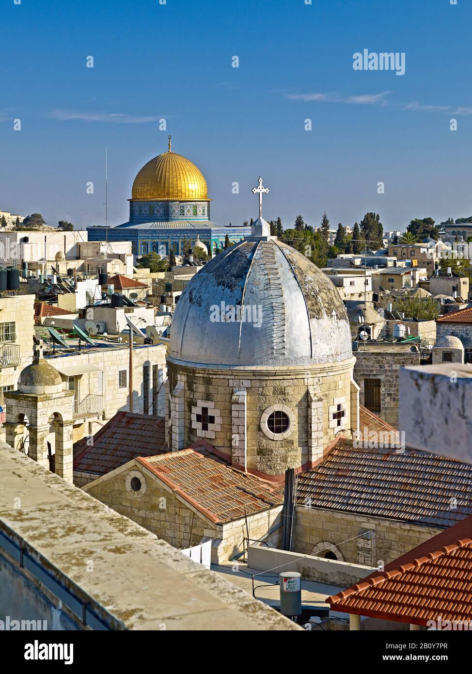 Blick vom Dach des Österreichischen Hospizes auf die Altstadt mit Felsendom und Kuppel der Armenisch-katholischen Marienkirche, Jerusalem, Israel, Stockfoto