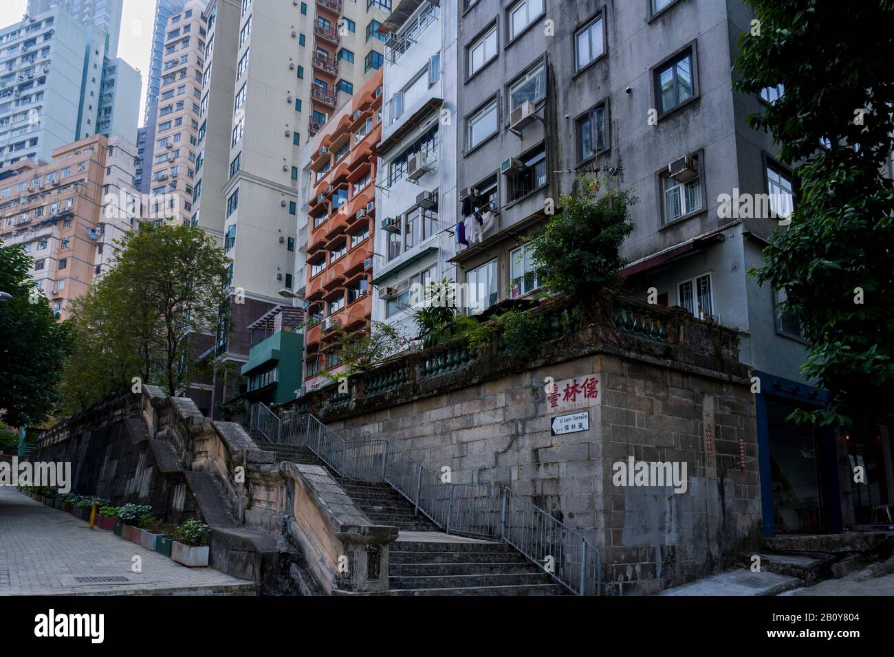 Hongkong - 4. Januar 2020: U Lam Terrace, Old Street in Sheung Wan, Low Angle View Stockfoto