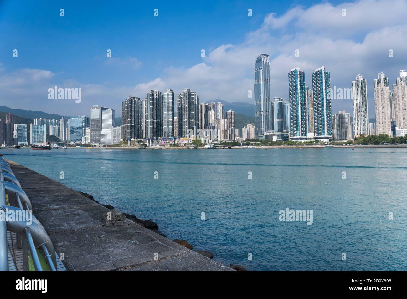 Hongkong - 25. Dezember 2019: Tsuen Wan City View von der Tsing Yi Promenade Stockfoto