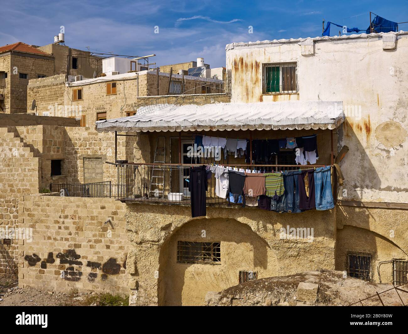 Balkon mit Waschsalon in der Altstadt von Akko bei Haifa, Israel, Stockfoto