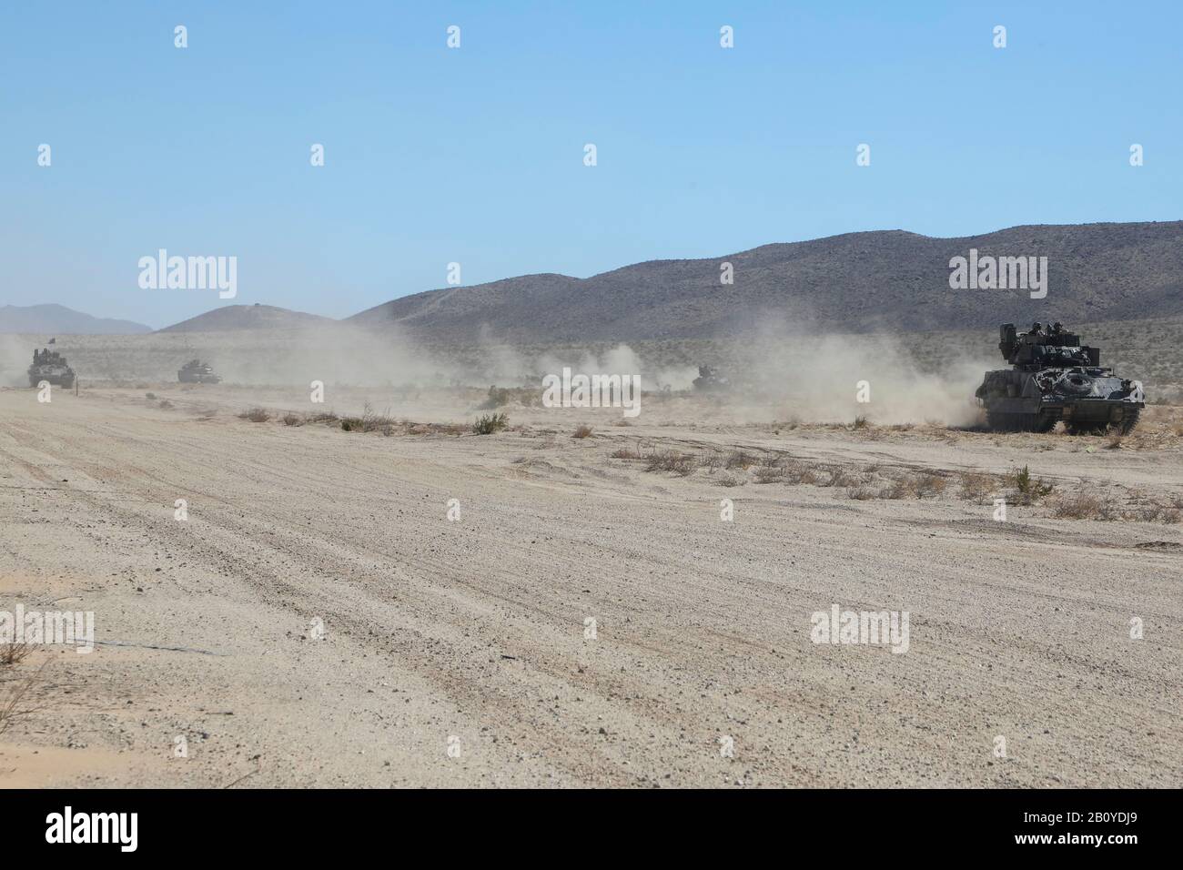 Soldaten der US-Armee, die dem 1st Armored Brigade Combat Team, 3rd Infantry Division, Fort Stewart, GA, zugewiesen wurden, bewegen sich während Der Entscheidenden Aktion Rotation 20-04 im National Training Center (NTC), Fort Irwin, Kalifornien, 13. Februar 2020 in Richtung feindlicher Kräfte. Entscheidende Aktionsrotationen im Landesausbildungszentrum sorgen dafür, dass die Kampfmannschaften der Heeresbrigade vielseitig, reaktionsschnell und konsistent für aktuelle und zukünftige Kontingente zur Verfügung stehen. (USA Armee-Foto von Spc. Brooke Davis, Operations Group, National Training Center) Stockfoto