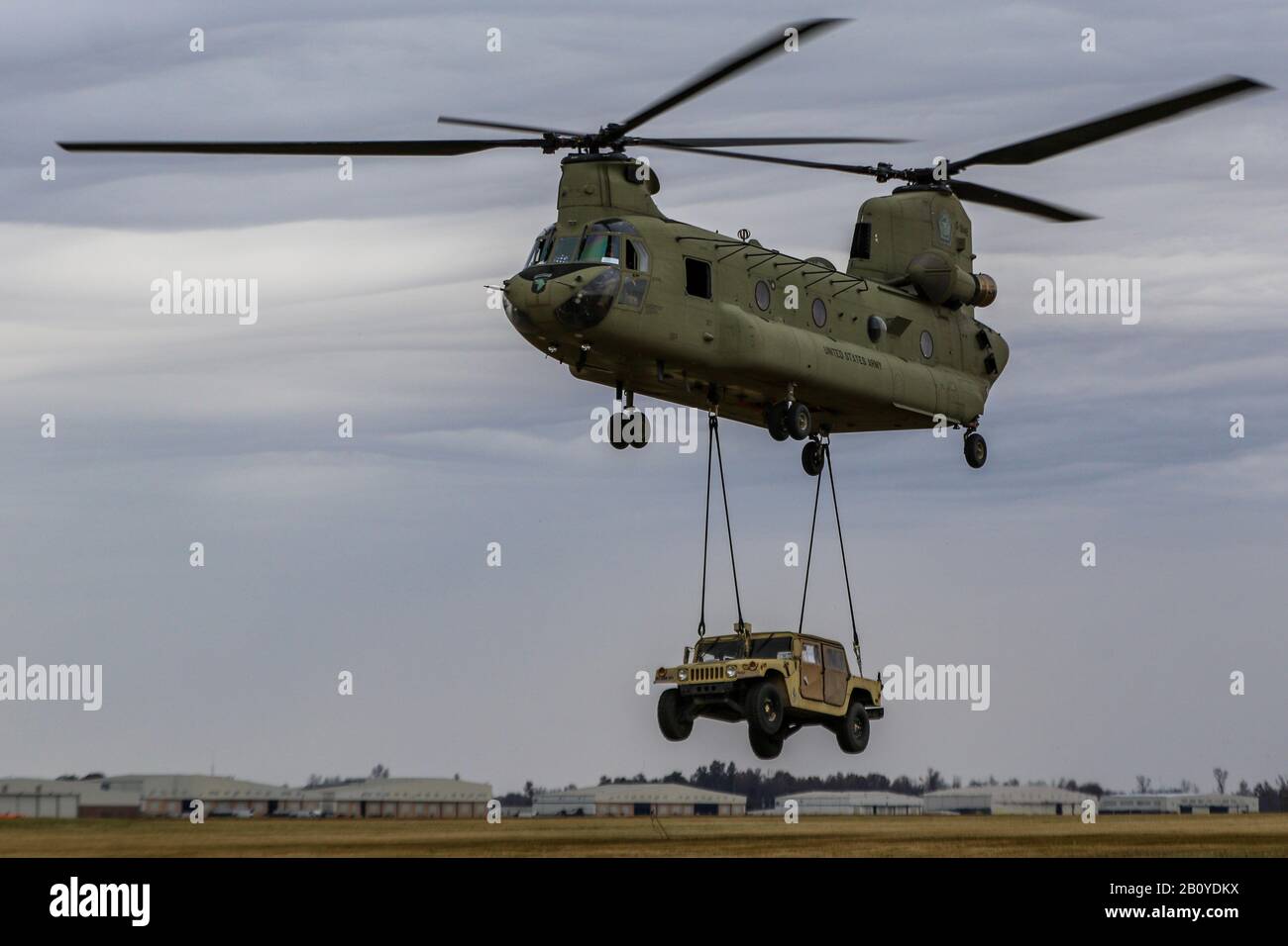 Soldaten des Headquarters and Headquarters Battalion, 101st Airborne Division (Air Assault), Practice Sling Load Procedures Nov. 11, 2019, Fort Campbell, Ky. Die Aufrechterhaltung der Leistungsfähigkeit von Luftangriffen ist entscheidend für die Rolle eines Teils der ersten Luftangriffsparte der Armee. Stockfoto