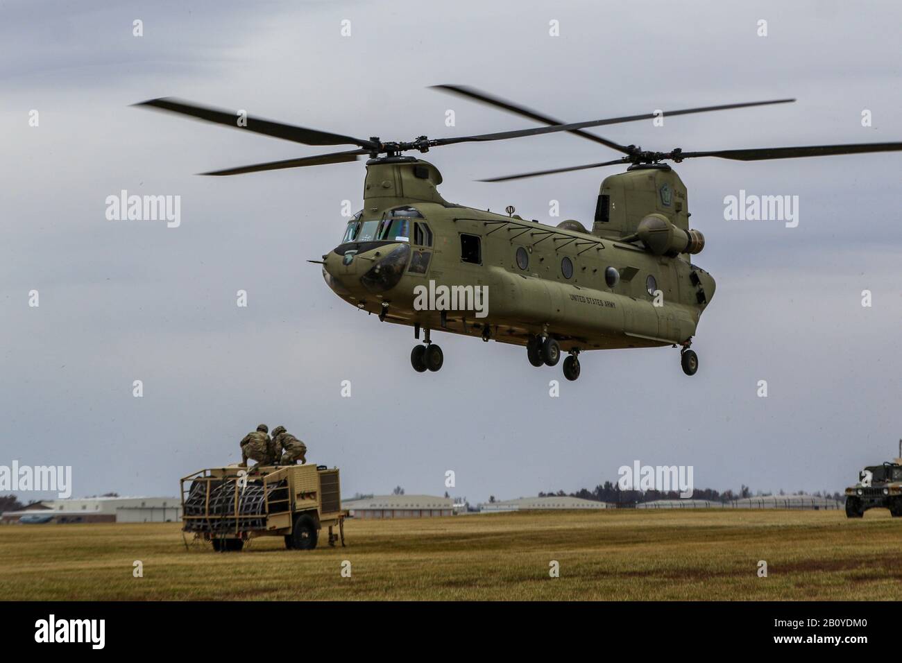 Soldaten des Headquarters and Headquarters Battalion, 101st Airborne Division (Air Assault), führen die Schleuderlastverfahren am 11. November 2019, Fort Campbell, Ky durch. Die Aufrechterhaltung der Leistungsfähigkeit von Luftangriffen ist entscheidend für die Rolle eines Teils der ersten Luftangriffsparte der Armee. Stockfoto