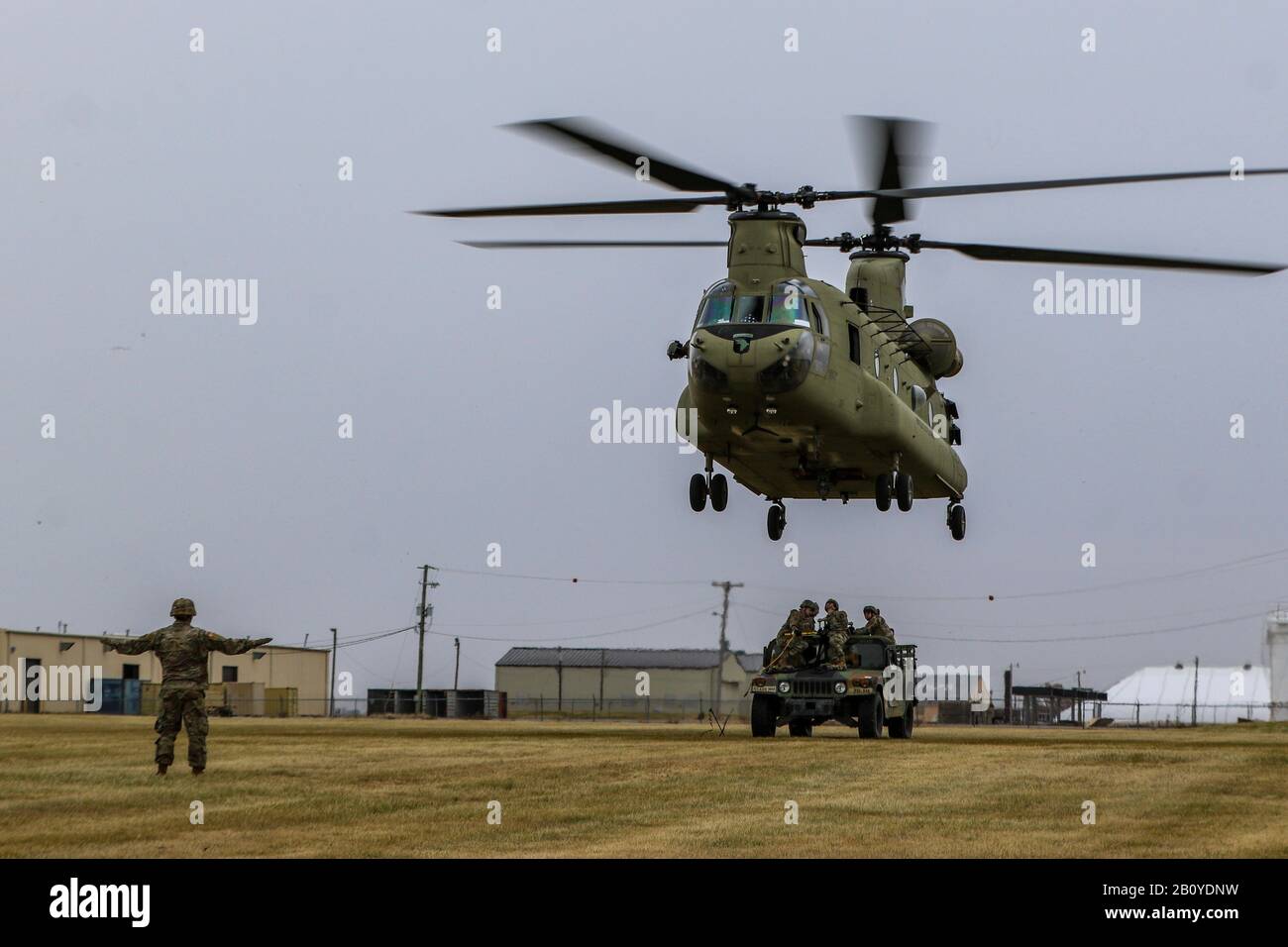 Soldaten des Headquarters and Headquarters Battalion, 101st Airborne Division (Air Assault), führen die Schleuderlastverfahren am 11. November 2019, Fort Campbell, Ky durch. Die Aufrechterhaltung der Leistungsfähigkeit von Luftangriffen ist entscheidend für die Rolle eines Teils der ersten Luftangriffsparte der Armee. Stockfoto
