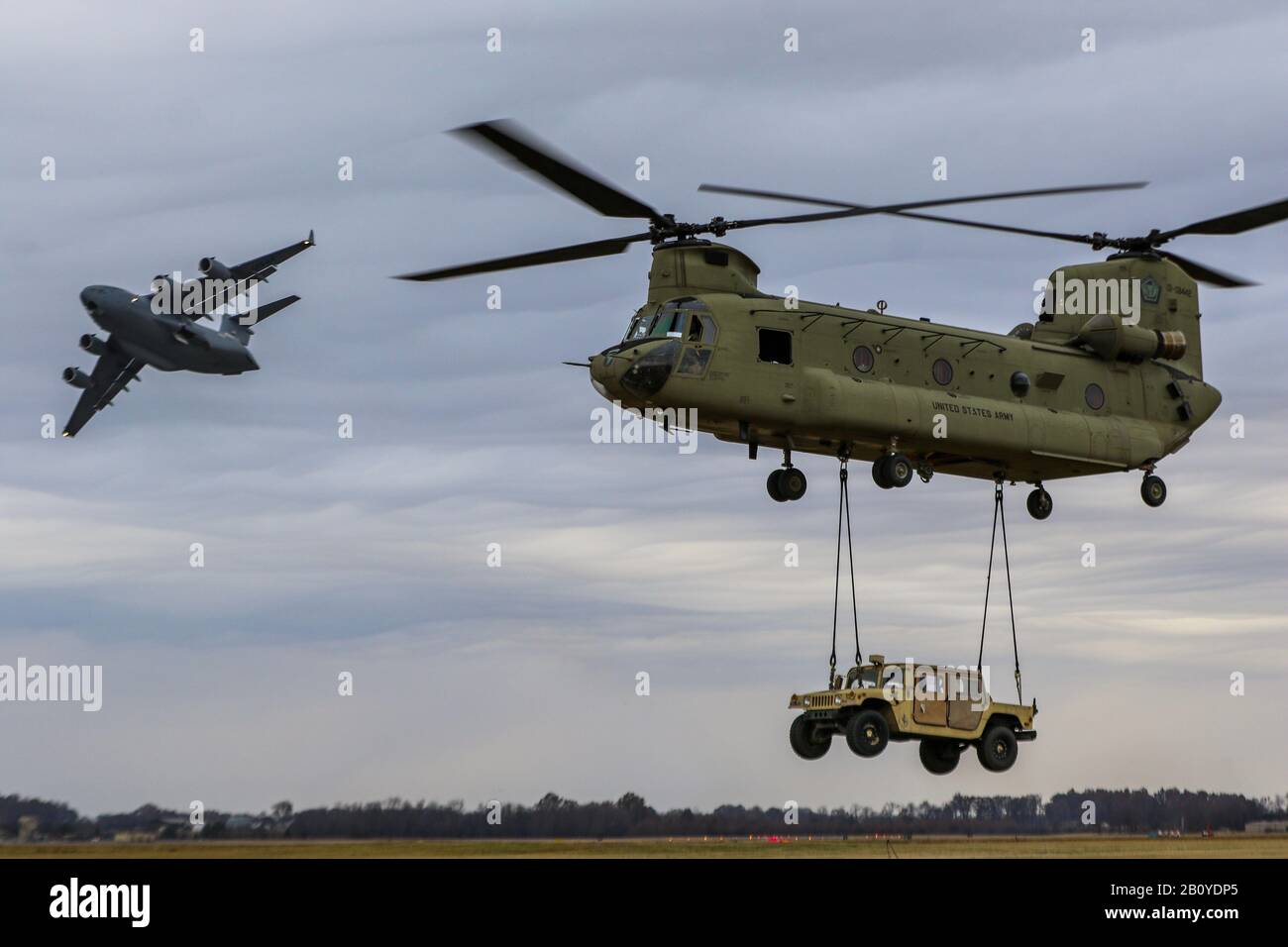 Soldaten des Headquarters and Headquarters Battalion, 101st Airborne Division (Air Assault), Practice Sling Load Procedures Nov. 11, 2019, Fort Campbell, Ky. Die Aufrechterhaltung der Leistungsfähigkeit von Luftangriffen ist entscheidend für die Rolle eines Teils der ersten Luftangriffsparte der Armee. Stockfoto
