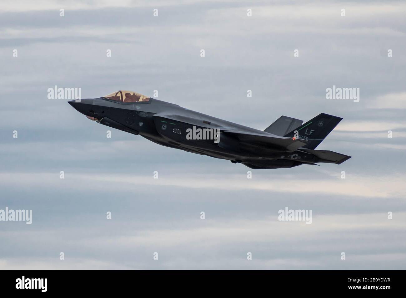 Eine F-35A Lightning II von der Luke Air Force Base, Arizona, wird vom AFB in Dover, Delaware, 19. Februar 2020, aufgenommen. Zwei F-35As sind vor kurzem aus der Teilnahme an der HX Challenge in der Nähe von Tampere, Finnland, zurückgekehrt. Während der HX Challenge wurden fünf verschiedene Flugzeuge sieben Tage lang unter finnischen Wetterbedingungen getestet, um ihre Fähigkeit zu beurteilen, die aktuelle Flotte der finnischen Luftstreitkräfte FA-18C und FA-18D Hornets zu ersetzen. (USA Air Force Foto von Senior Airman Christopher Quail) Stockfoto