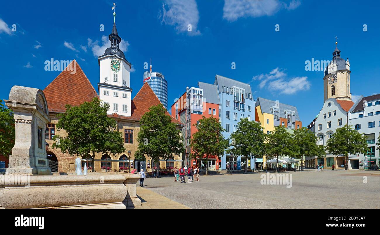 Rathaus und der Springbrunnen von Otto auf dem Markt in Jena, Thüringen, Deutschland, Stockfoto