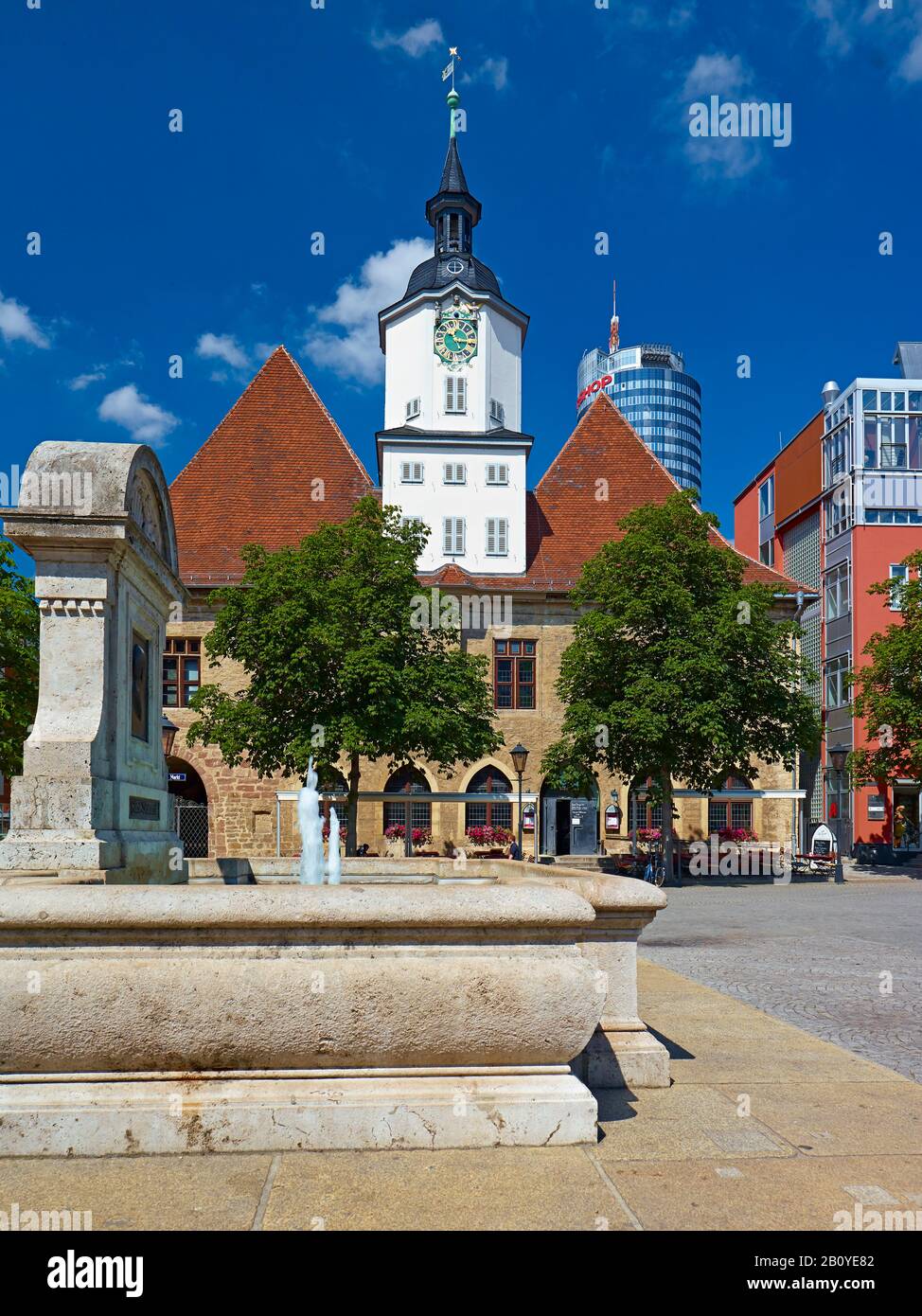 Rathaus und der Springbrunnen von Otto auf dem Markt in Jena, Thüringen, Deutschland, Stockfoto