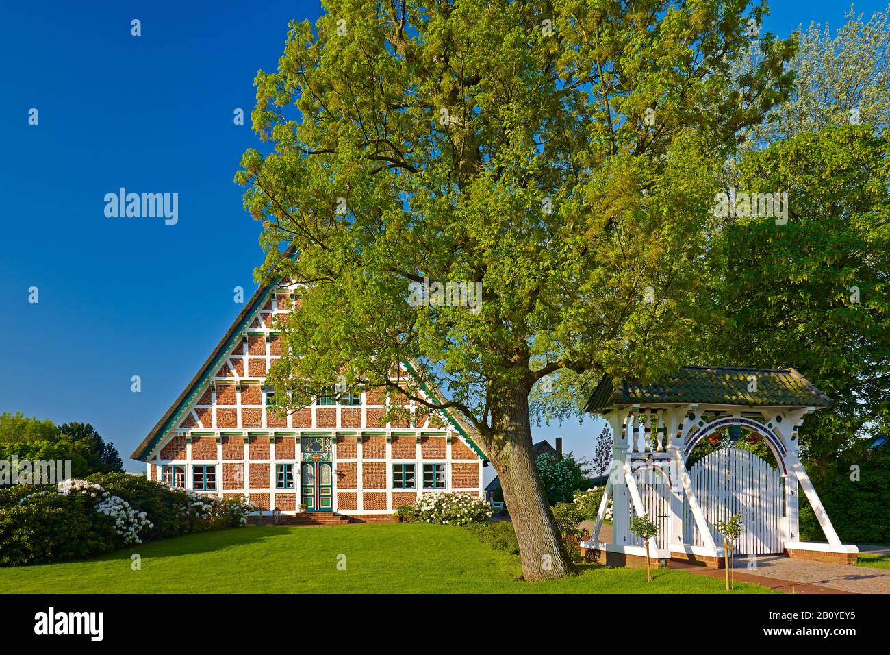 Altländer Hof mit prächtigem Tor in Neuenfelde, Altes Land, Hansestadt Hamburg, Deutschland, Stockfoto