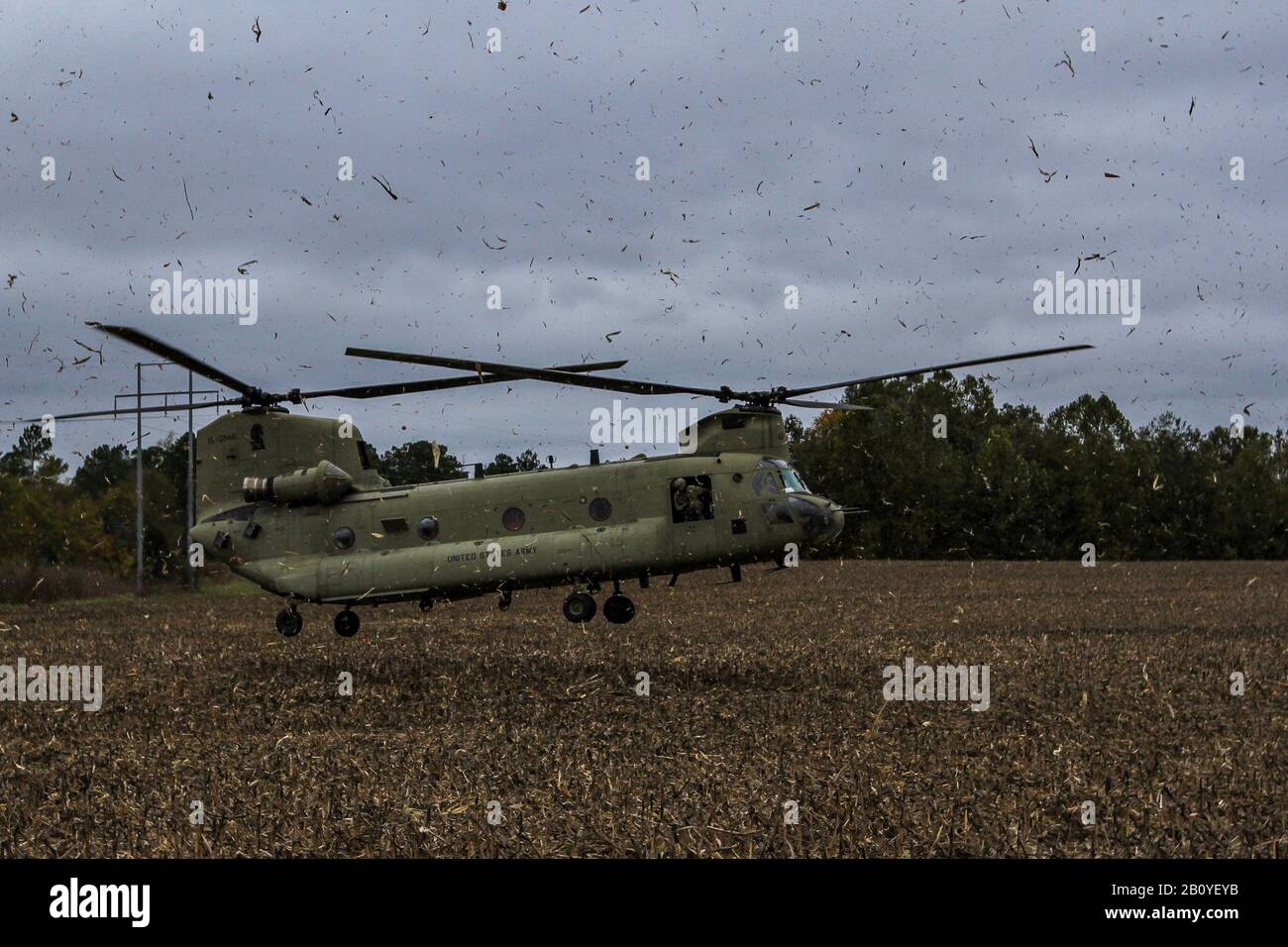Ein Hubschrauber vom Typ CH-47 (Chinook), der Soldaten des 1st Squadron, des 75th Cavalry Regiment (Widowmakers), der 101st Airborne Division (Air Assault) transportiert, landet auf einem Feld vom 29. Oktober über Fort Campbell, Ky. Die Luftbewegung lieferte die Spornkandidaten bis spät in die Nacht an Stationen, die sie auf grundlegenden Soldatenkenntnissen testeten. Stockfoto