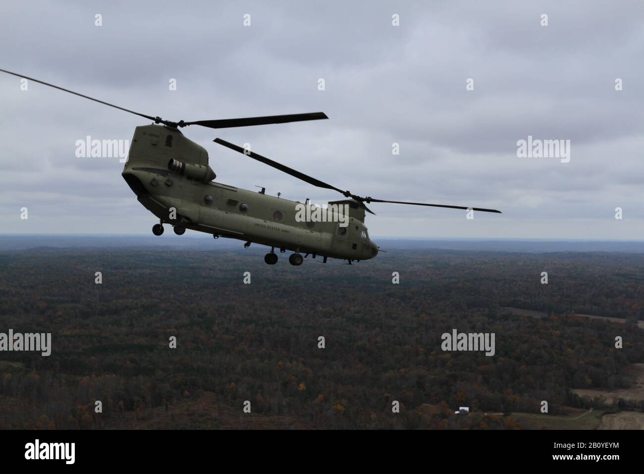 Ein Hubschrauber CH-47 (Chinook) führt Soldaten der 1st Squadron, 75th Cavalry Regiment (Widowmakers), 101st Airborne Division (Air Assault), 29. Oktober über Fort Campbell, Ky. Die Luftbewegung lieferte die Spornkandidaten bis spät in die Nacht an Stationen, die sie auf grundlegenden Soldatenkenntnissen testeten. Stockfoto