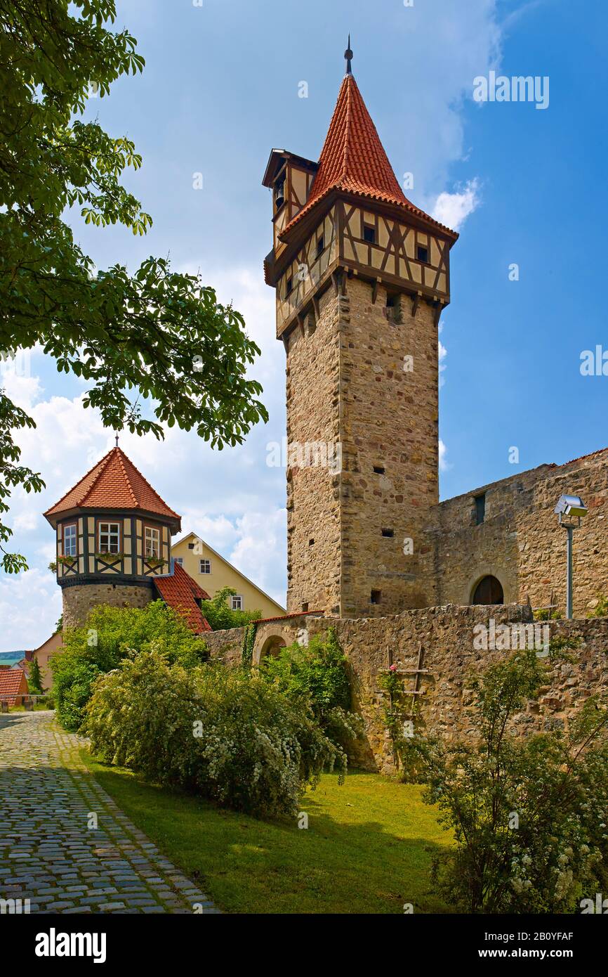 Schulglockenturm und Zwingerturm der Kirchenburg in Ostheim vor der Rhön, Rhön-Grabfeld, Unterfranken, Bayern, Deutschland, Stockfoto