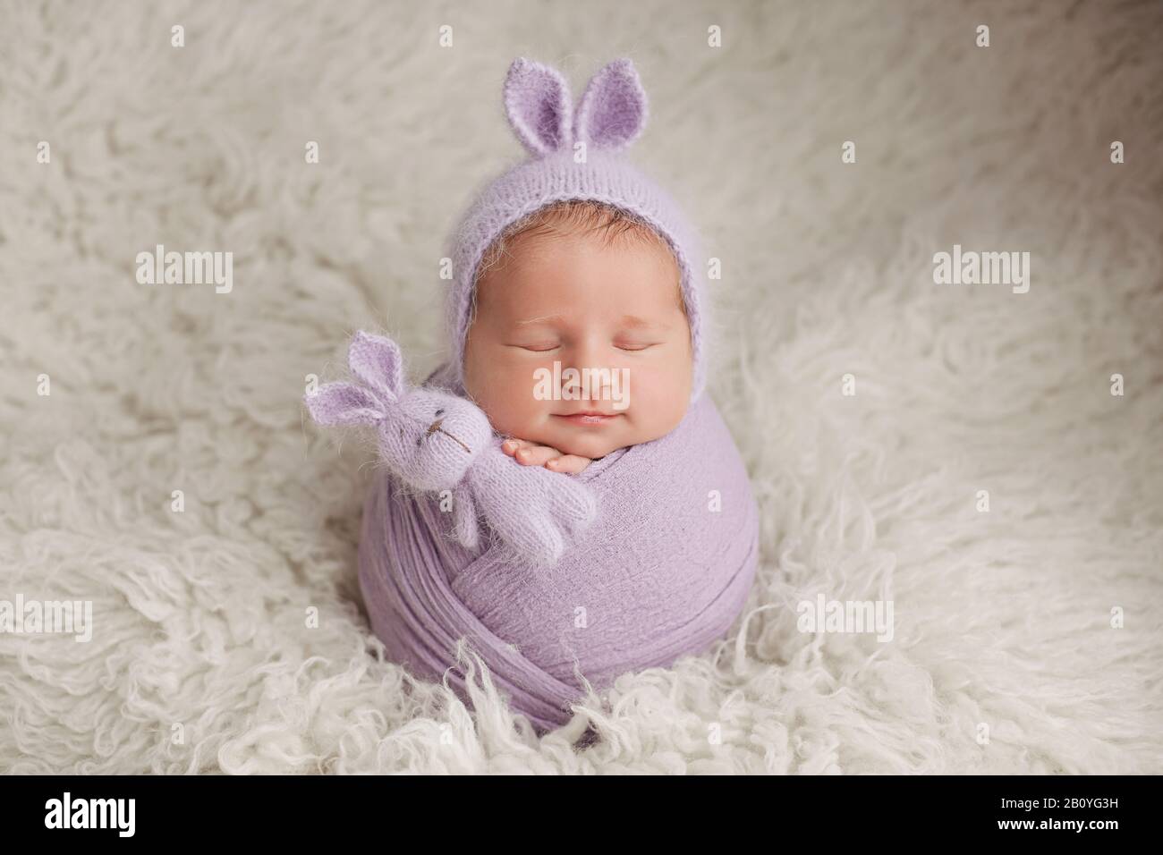 Neugeborenes Kind. Fotosession eines Neugeborenen. Neugeborenes Baby in einem Hase Hut Stockfoto
