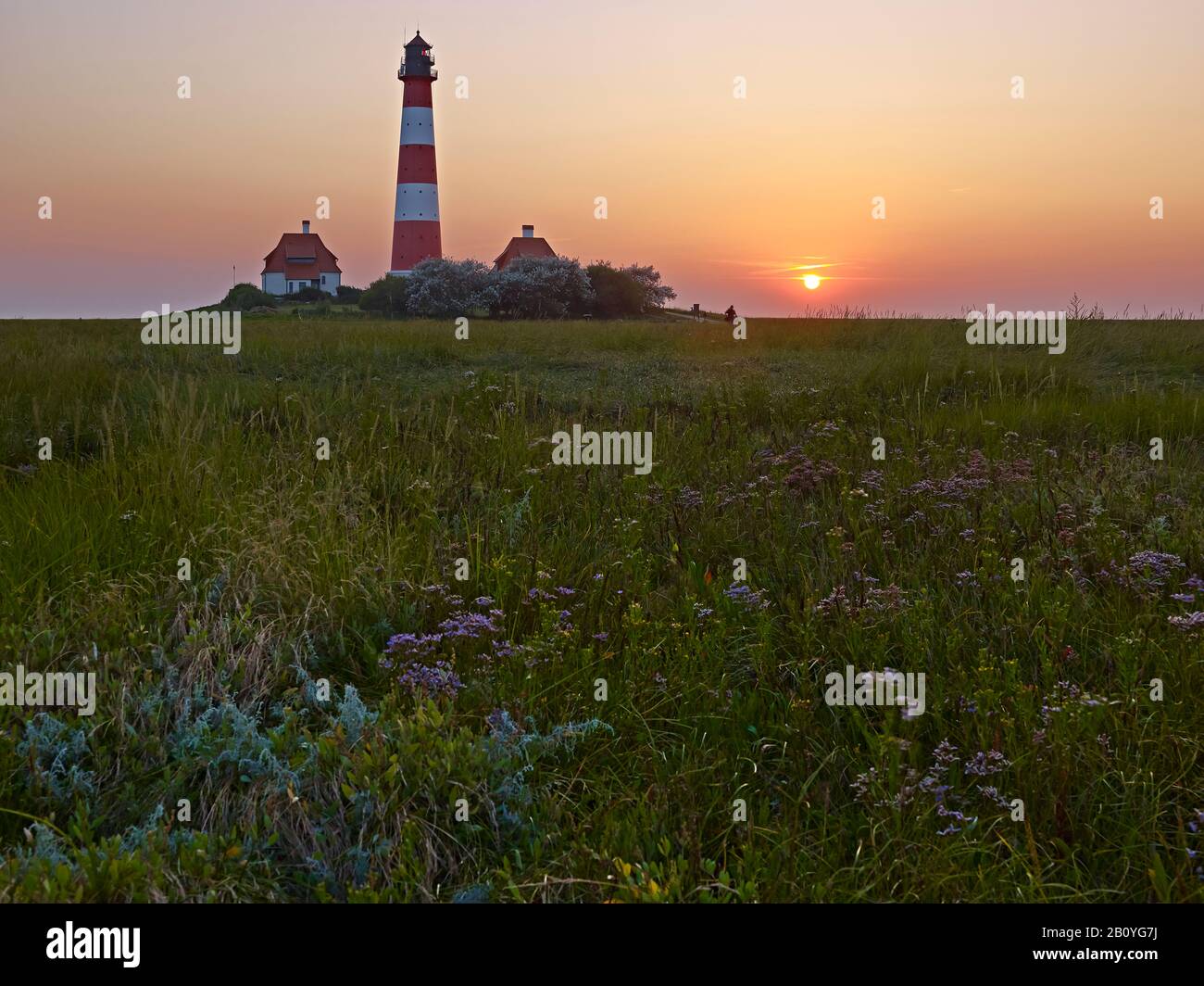 Sonnenuntergang am Leuchtturm Westerheversand, Halbinsel Eiderstedt, Nordfriesland, Schleswig-Holstein, Deutschland, Stockfoto